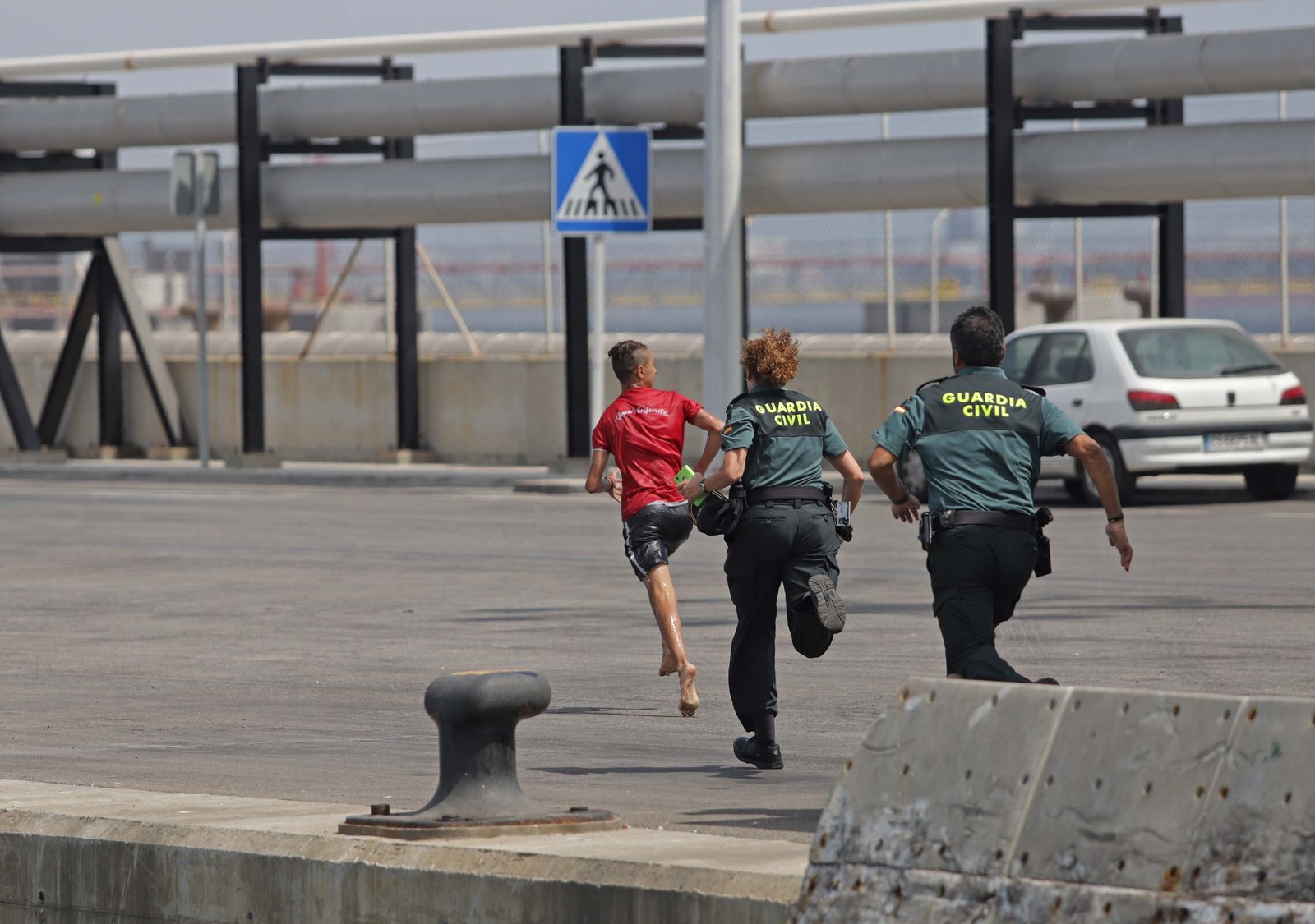 Guardias civiles a la 'caza' delos inmigrantes