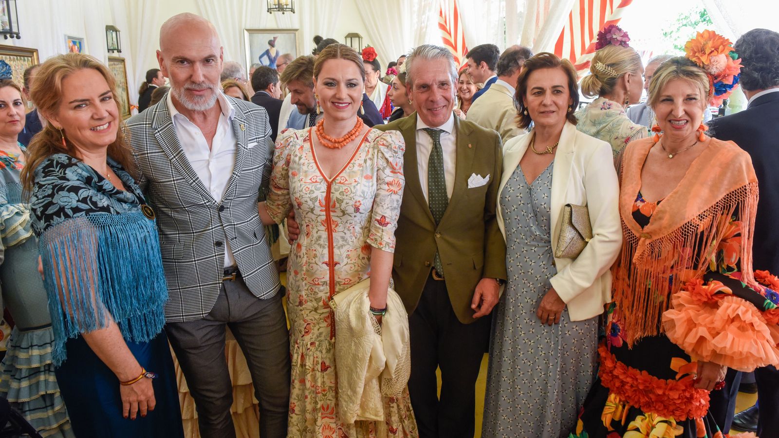 La diputada Sol Cruz, el pintor Salustiano; la delegada de Cultura y Deportes Minerva Salas; el presidente del Círculo Mercantil José María González Mesa; la cónsul de Portugal Claudia Verena de Spínola y la vicepresidenta del Círculo Mercantil Lola Chaves, en la recepción de esta entidad.