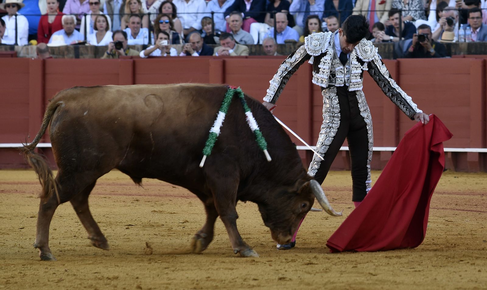Las imágenes de la 13ª corrida de abono de La Maestranza
