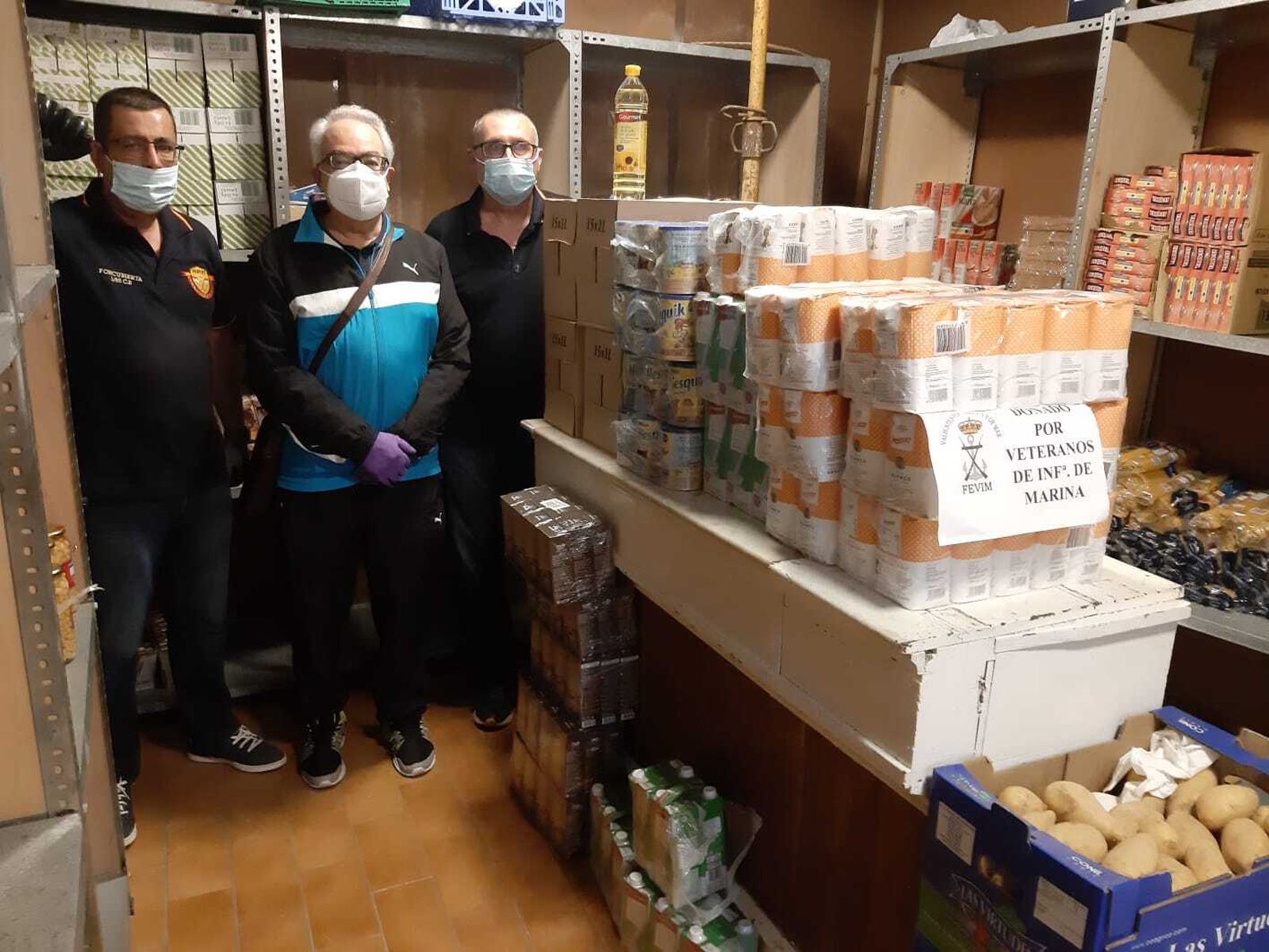 Veteranos de la Infantería de Marina entregan un lote de víveres a la Iglesia Mayor.