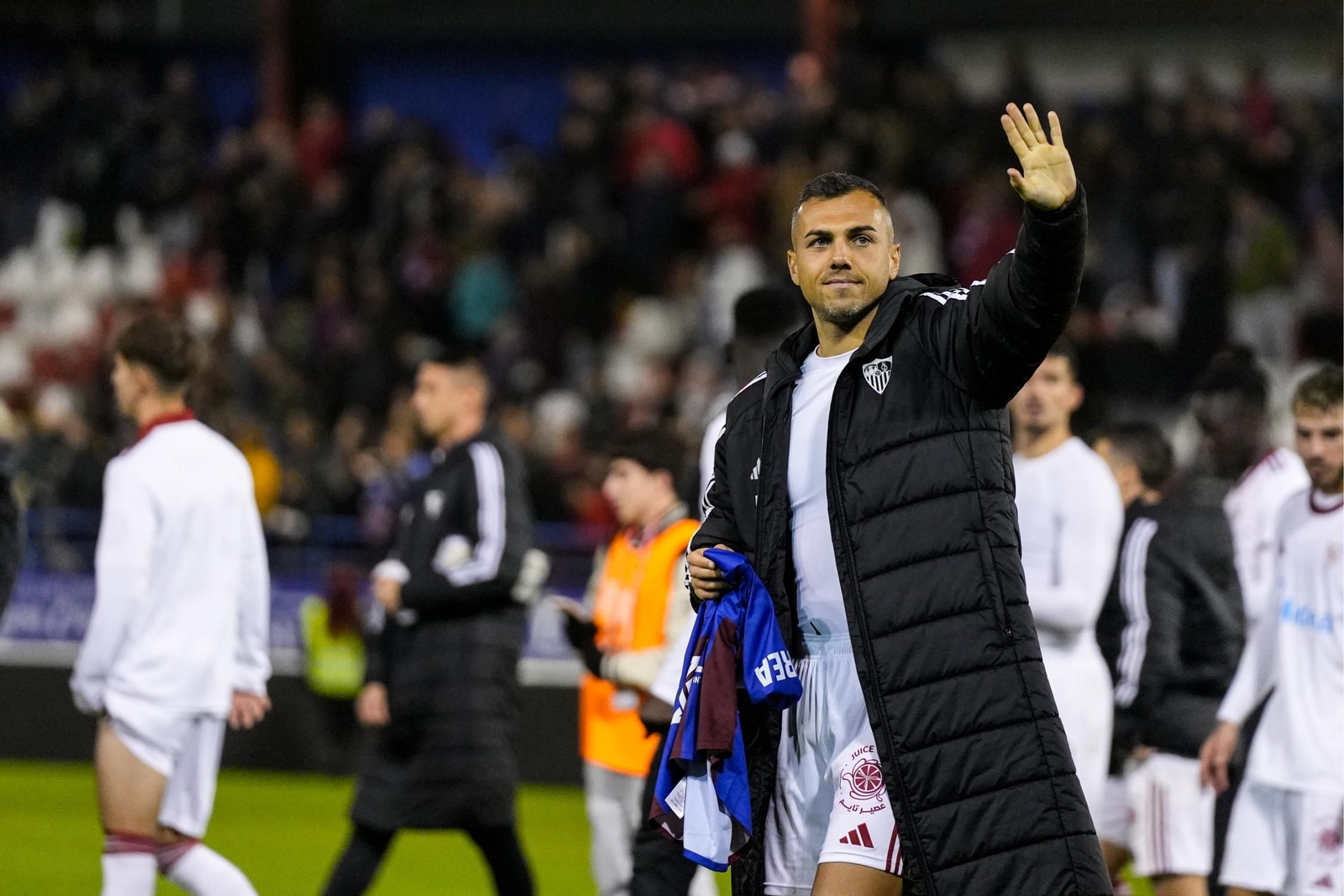 Joan Jordán saluda a la afición desplazada de forma masiva a Almendralejo.
