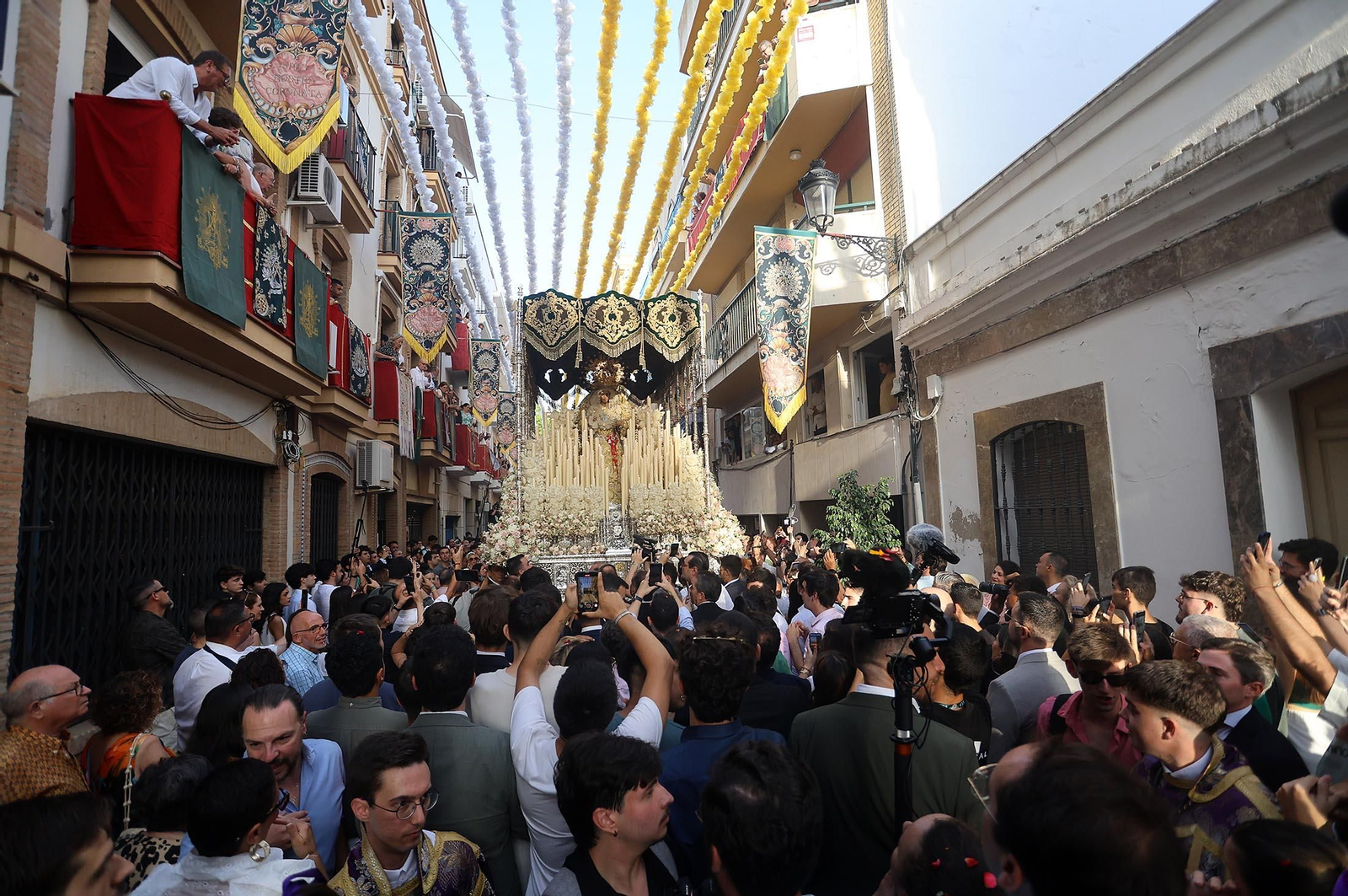 Imágenes de la procesión extraordinaria de la Virgen de la Esperanza por las calles de Huelva