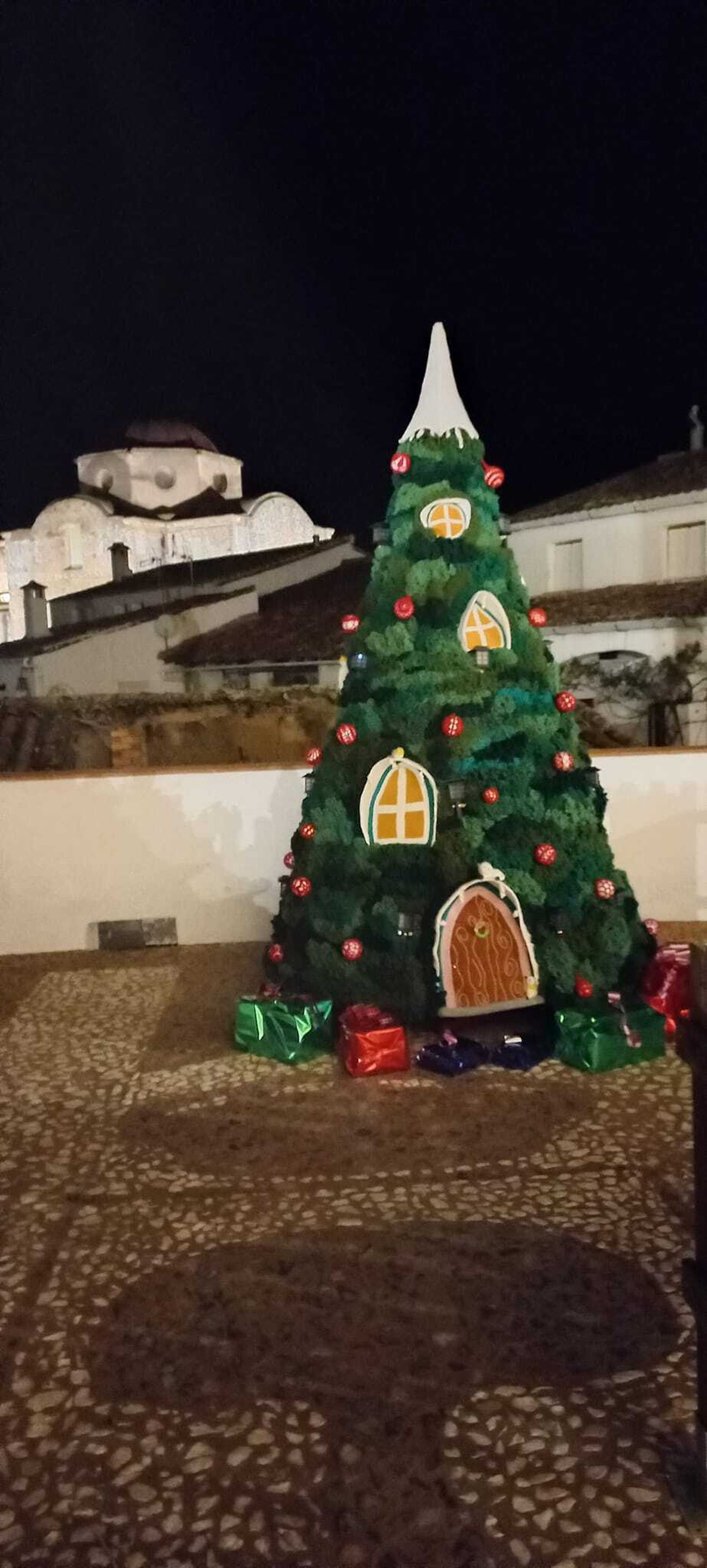 Así de bonito está este pueblo serrano de Huelva vestido de ganchillo por Navidad