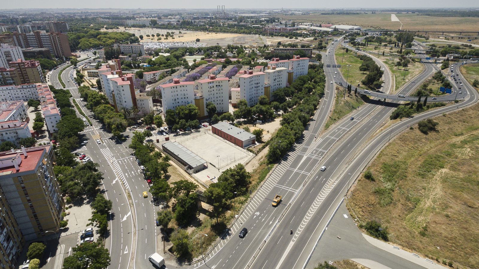 Vista aérea de la barriada y, al fondo, la dehesa de Tablada.