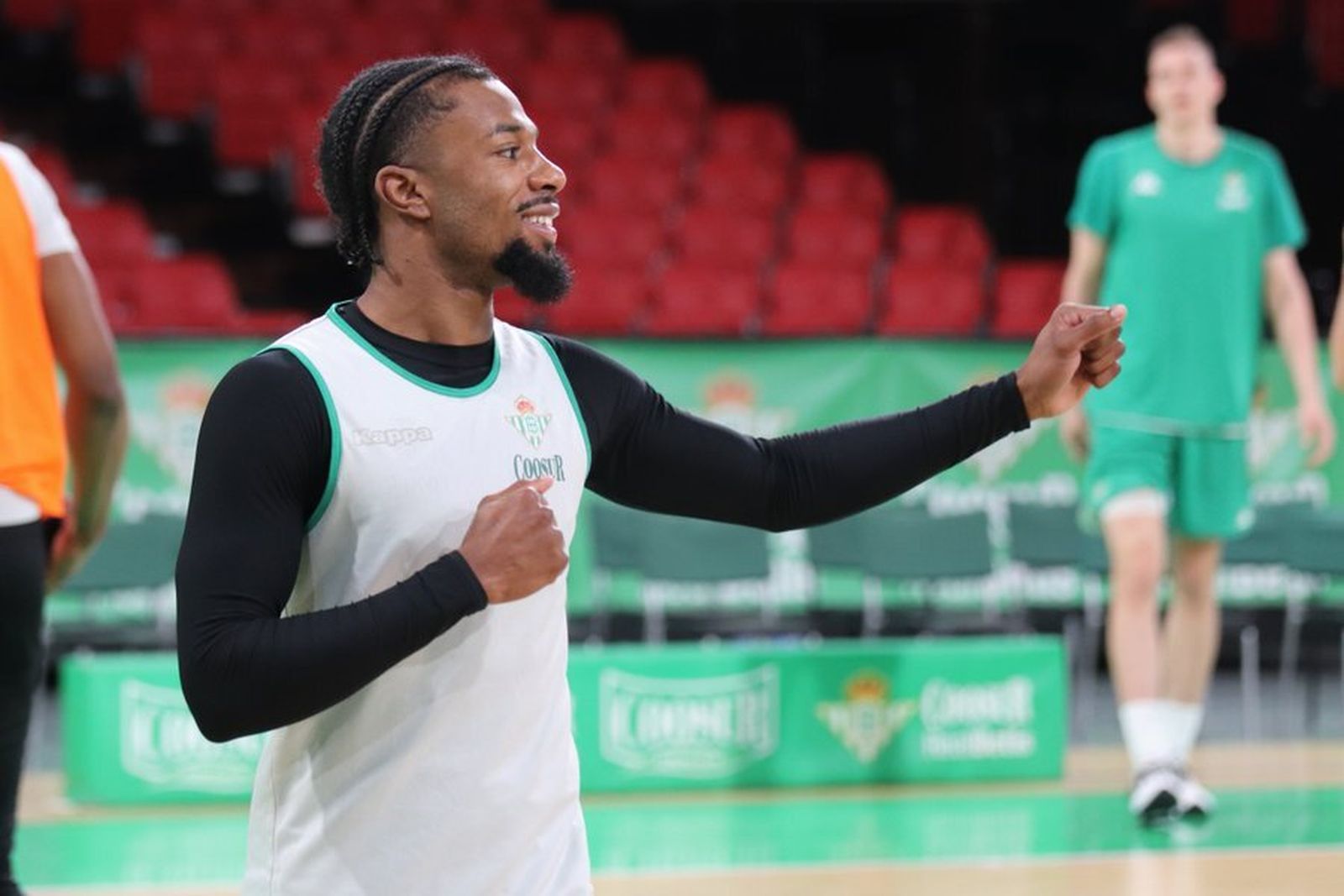 Shannon Evans sonríe en la foto que ilustraba el tuit puesto por el Coosur Betis.