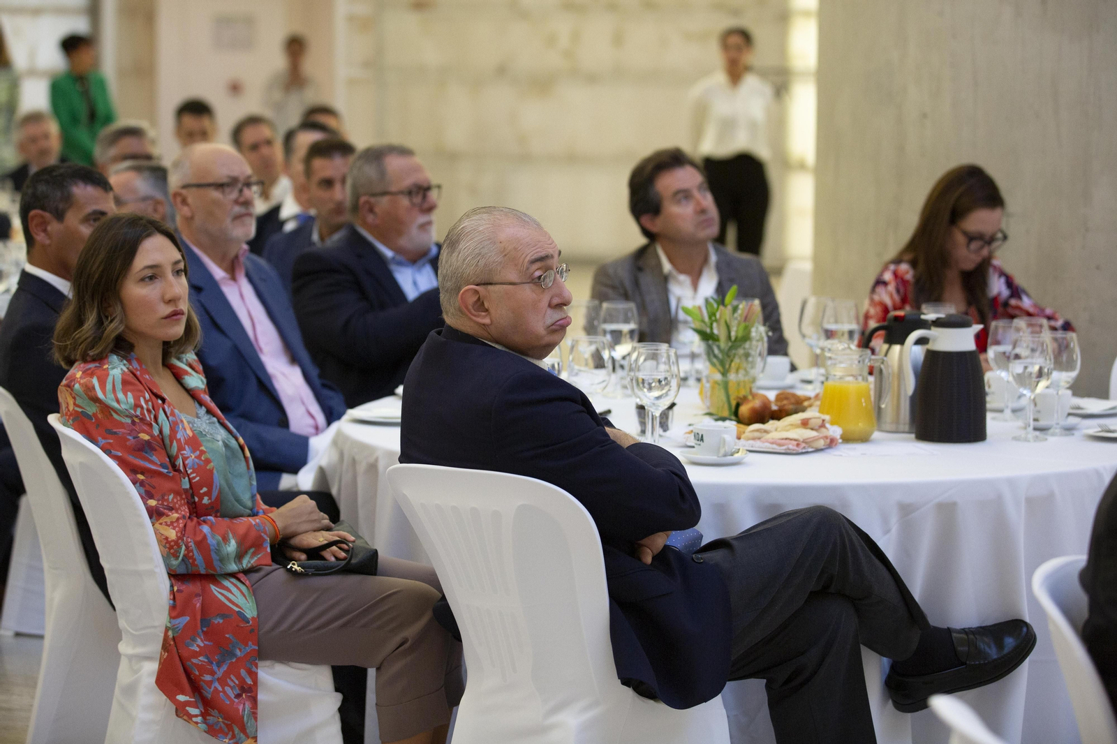 Las imágenes del desayuno de la CEDE en Granada con Gonzalo Gortázar