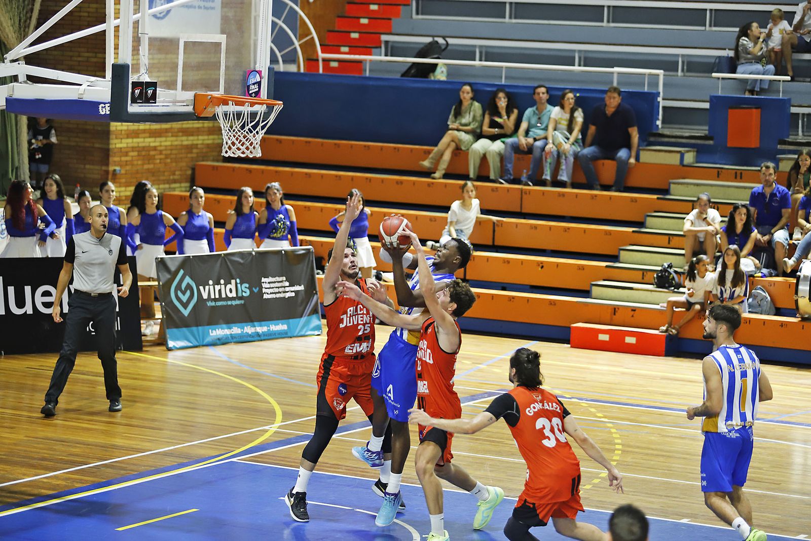 Imágenes del partido de baloncesto entre el Huelva Comercio Viridis y el Juventud Alcalá