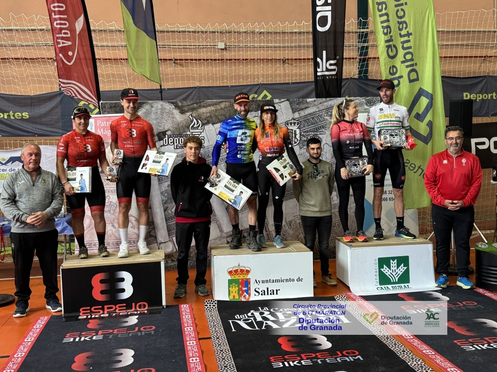 Los ganadores celebraron su triunfo en el podio.