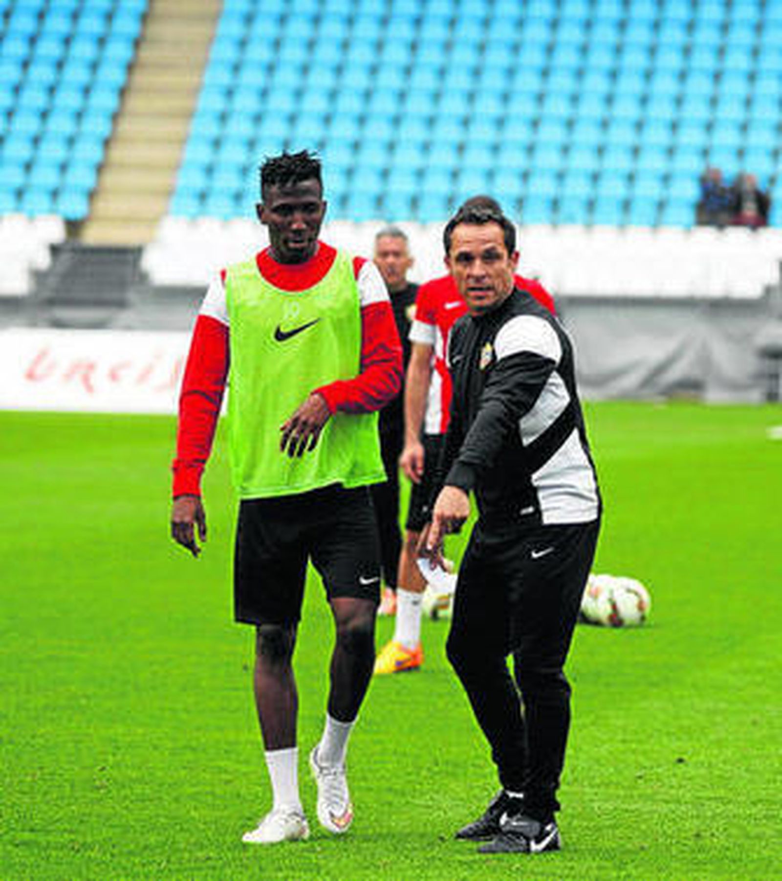 Sergi Barjuán charla con Baldomero Titos, miembro de la Peña El Tomate.