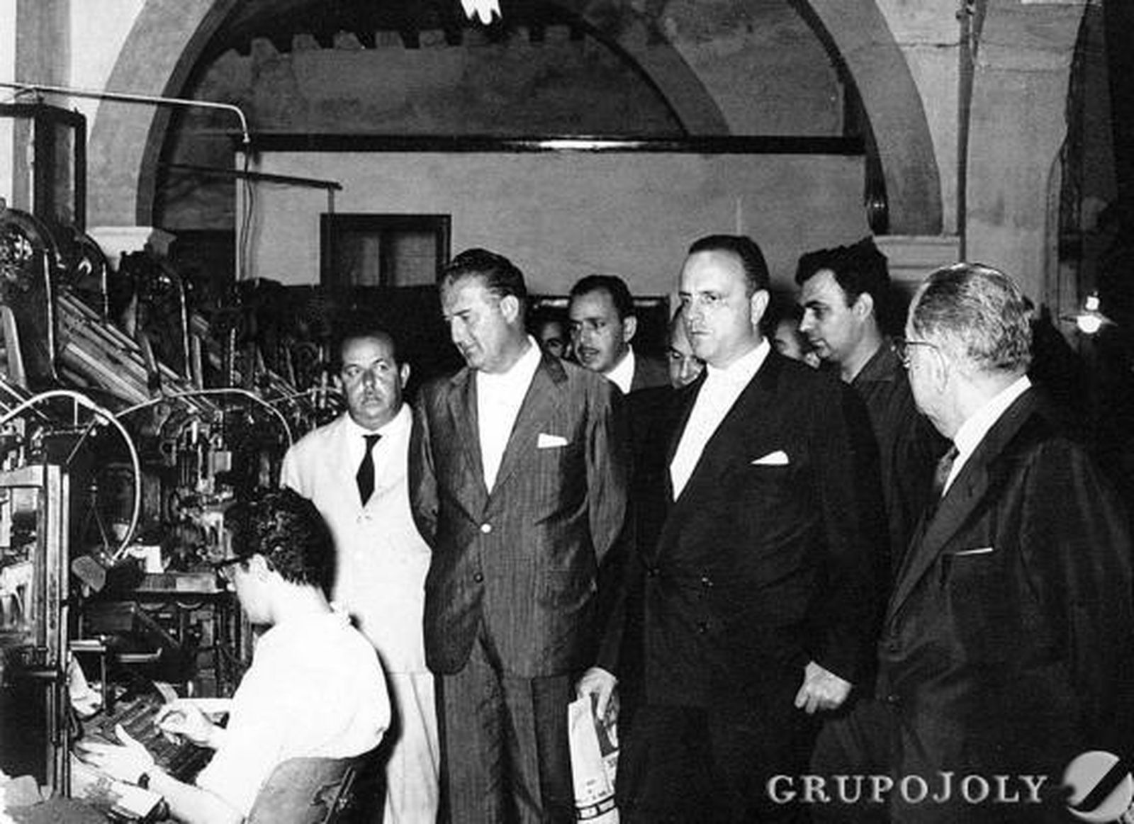 Fraga, en los talleres, junto a Guillén Moreno, Federico Joly Díez de la Lama y Federico Joly Höhr, entre otros.  Foto: Juman