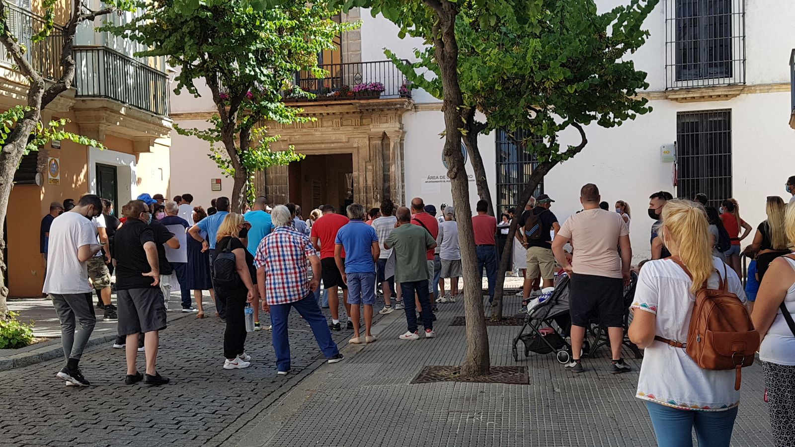 Los manifestantes, frente a la puerta de la Concejalía de Urbanismo.