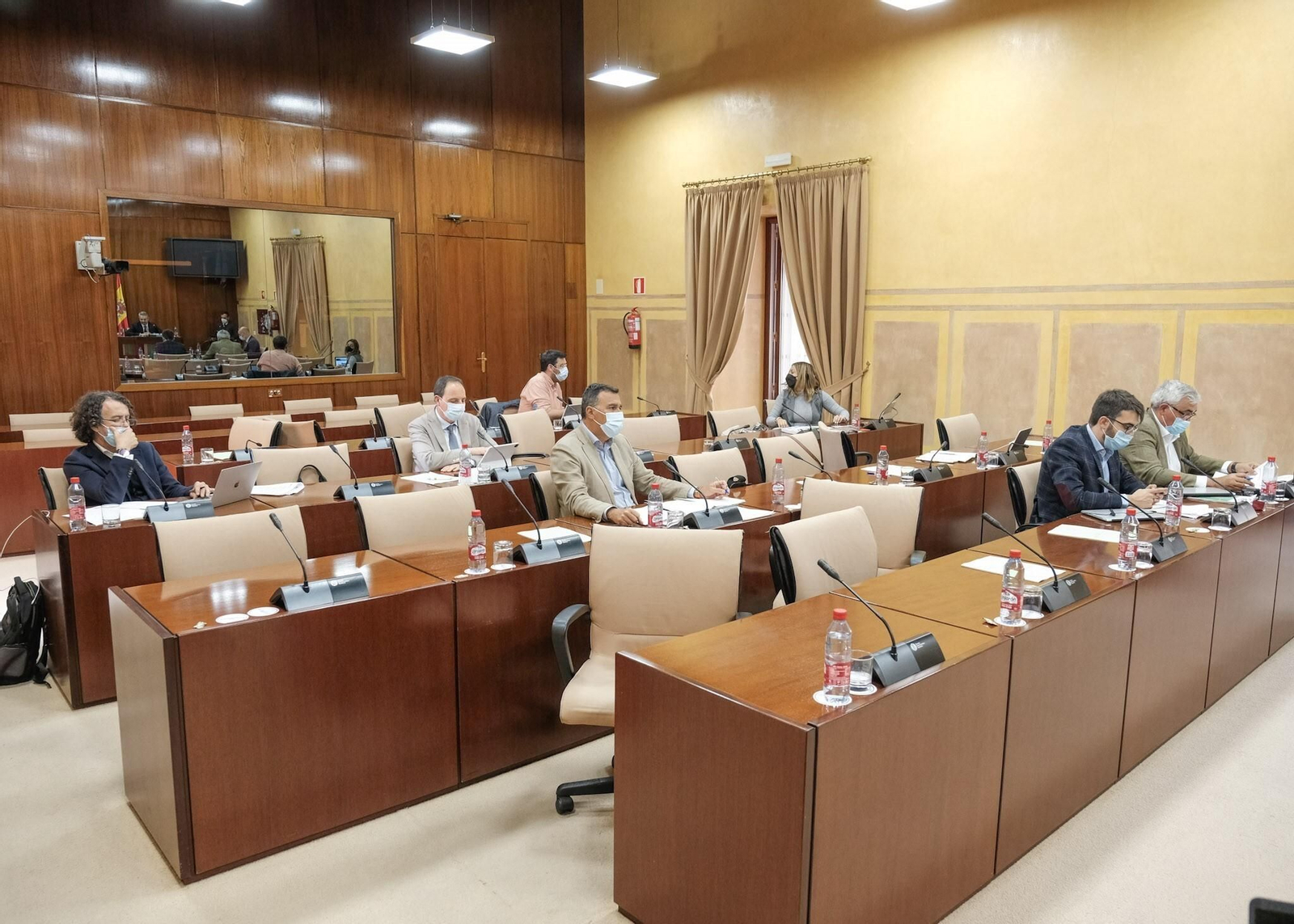 Un instante de la comisión de hacienda del Parlamento andaluz celebrada este miércoles.