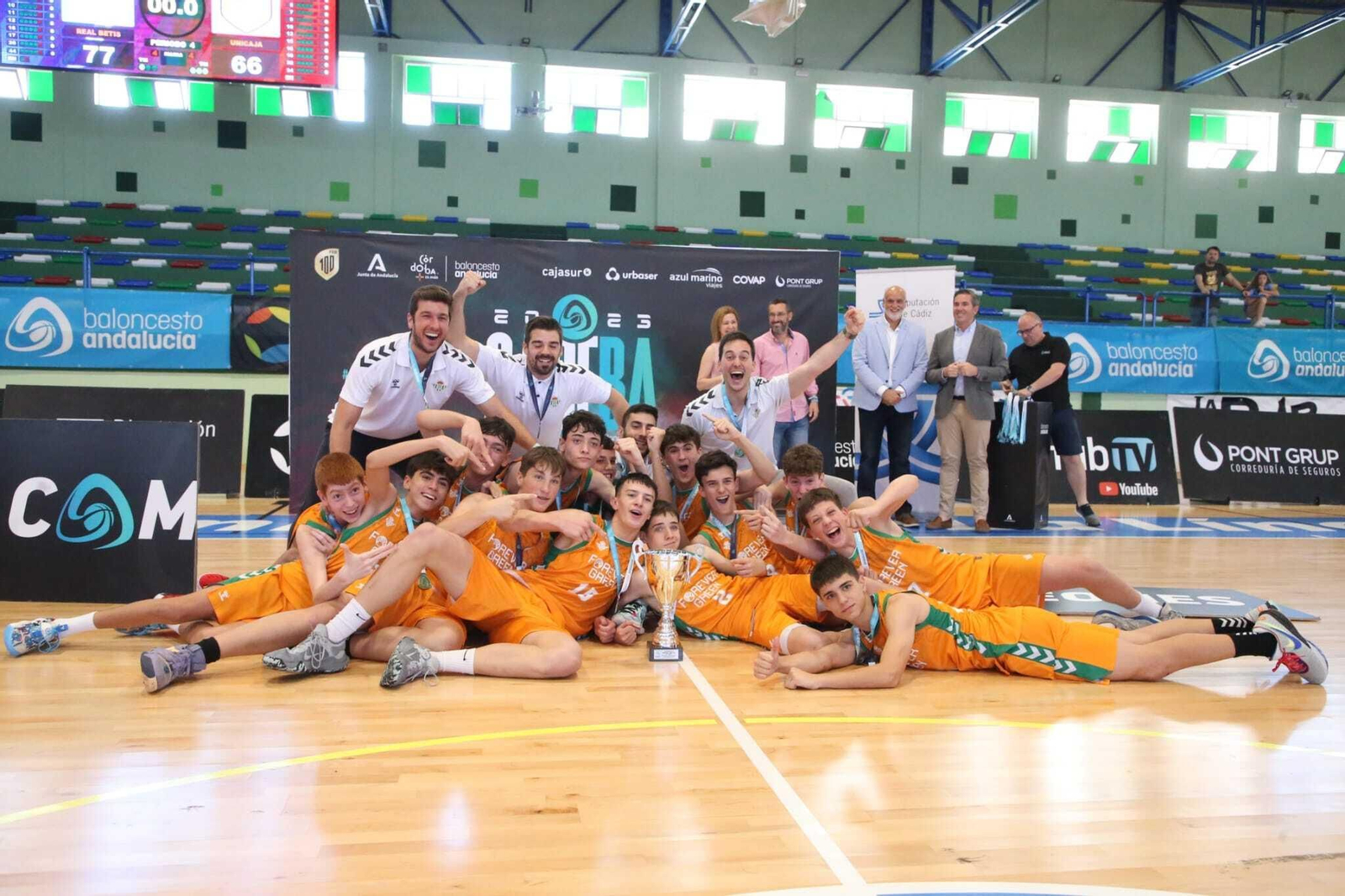 Jugadores y técnicos del Betis celebran el título en el pabellón de La Línea
