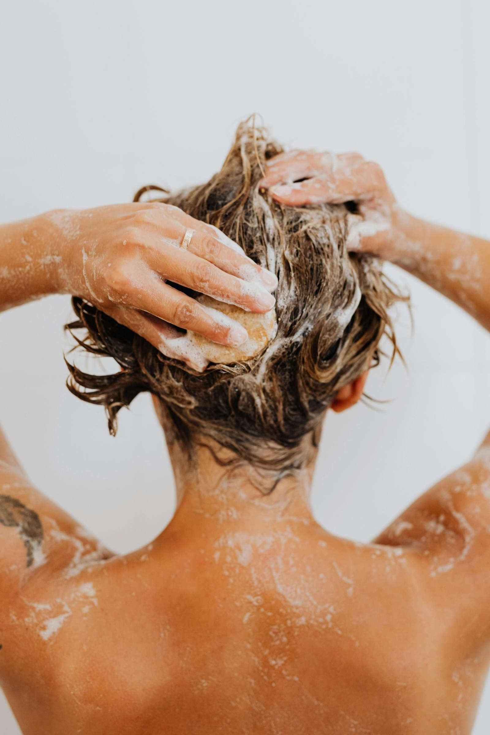Lavarse el pelo con frecuencia hace que disminuyan las grasas naturales del cabello y tienda a deshidratarse. Lavarse el pelo con frecuencia hace que disminuyan las grasas naturales del cabello y tienda a deshidratarse.