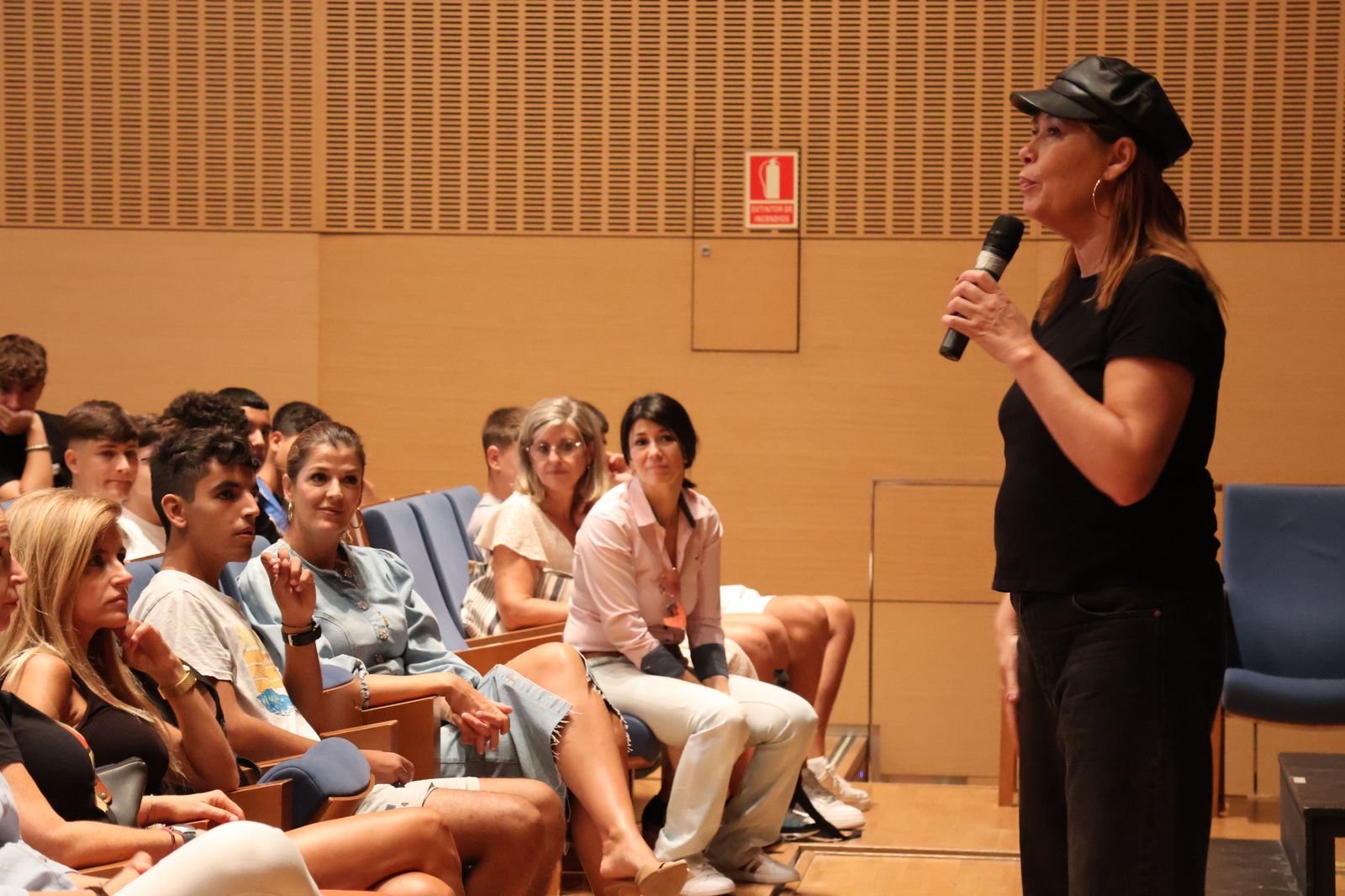 Mabel Lozano conciencia sobre la explotación sexual ante alumnado de El Ejido