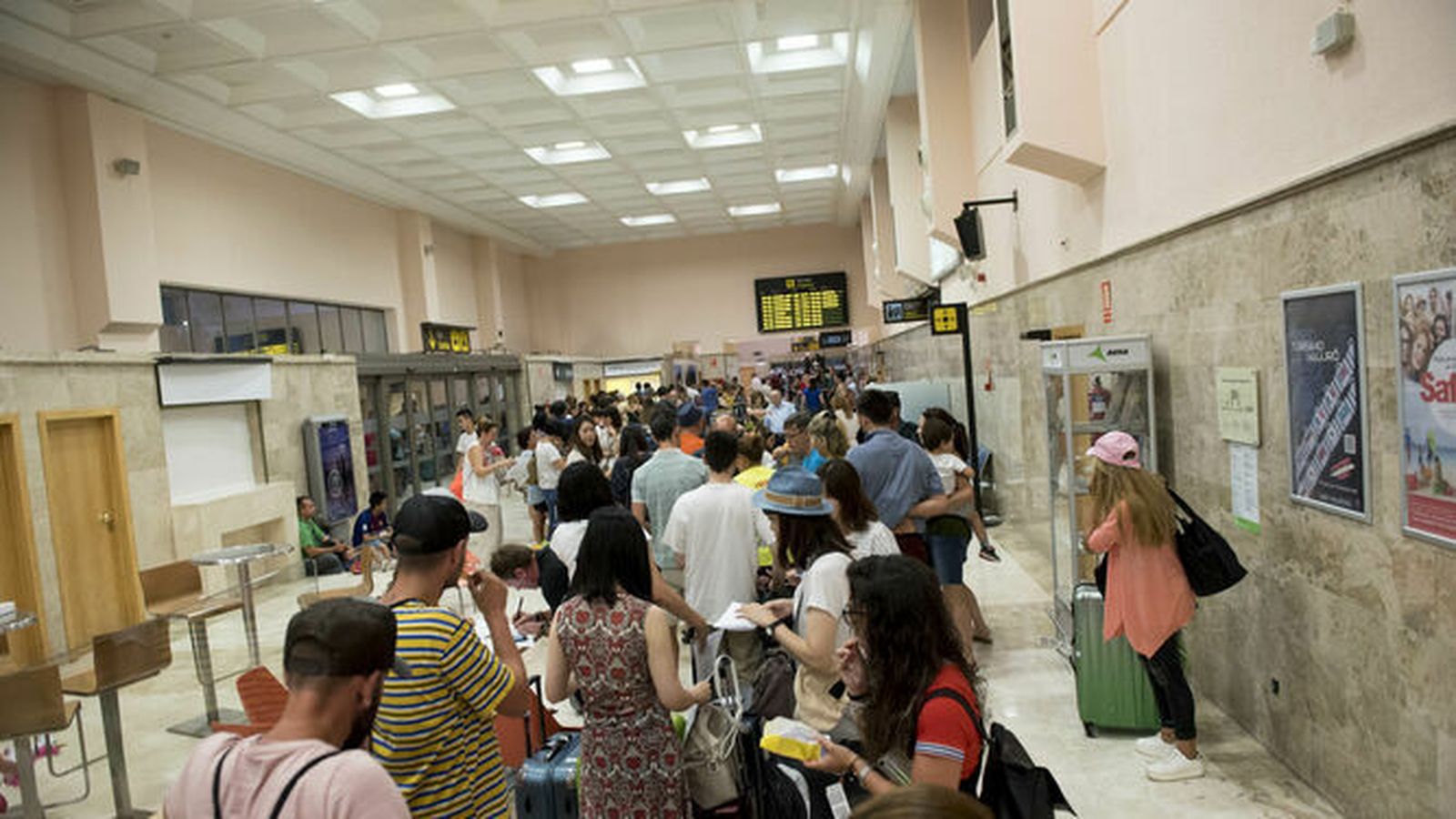 Viajeros hacen cola en el aeropuerto