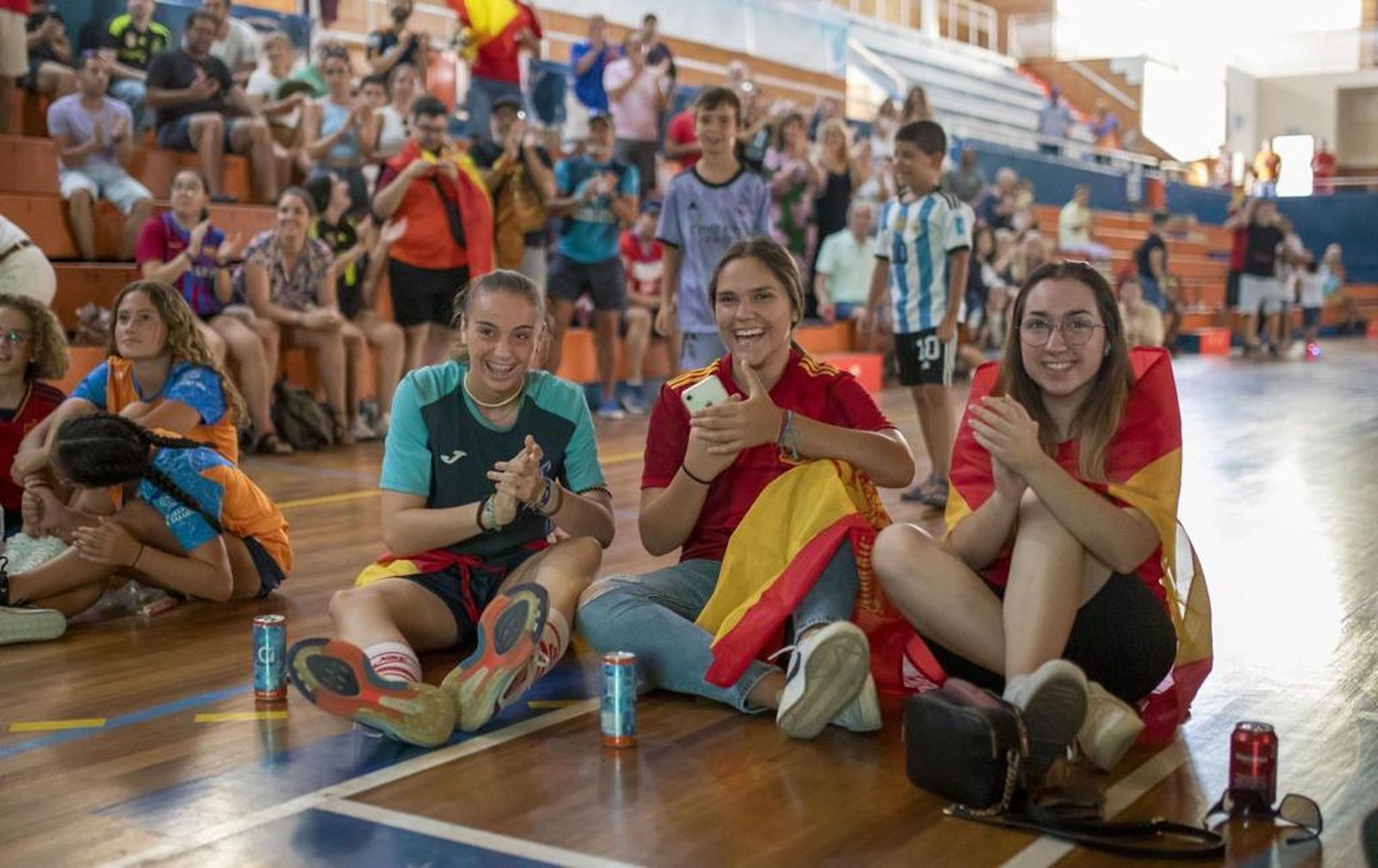 El Pabellón Andrés Estrada repleto de jovenes para ver la final