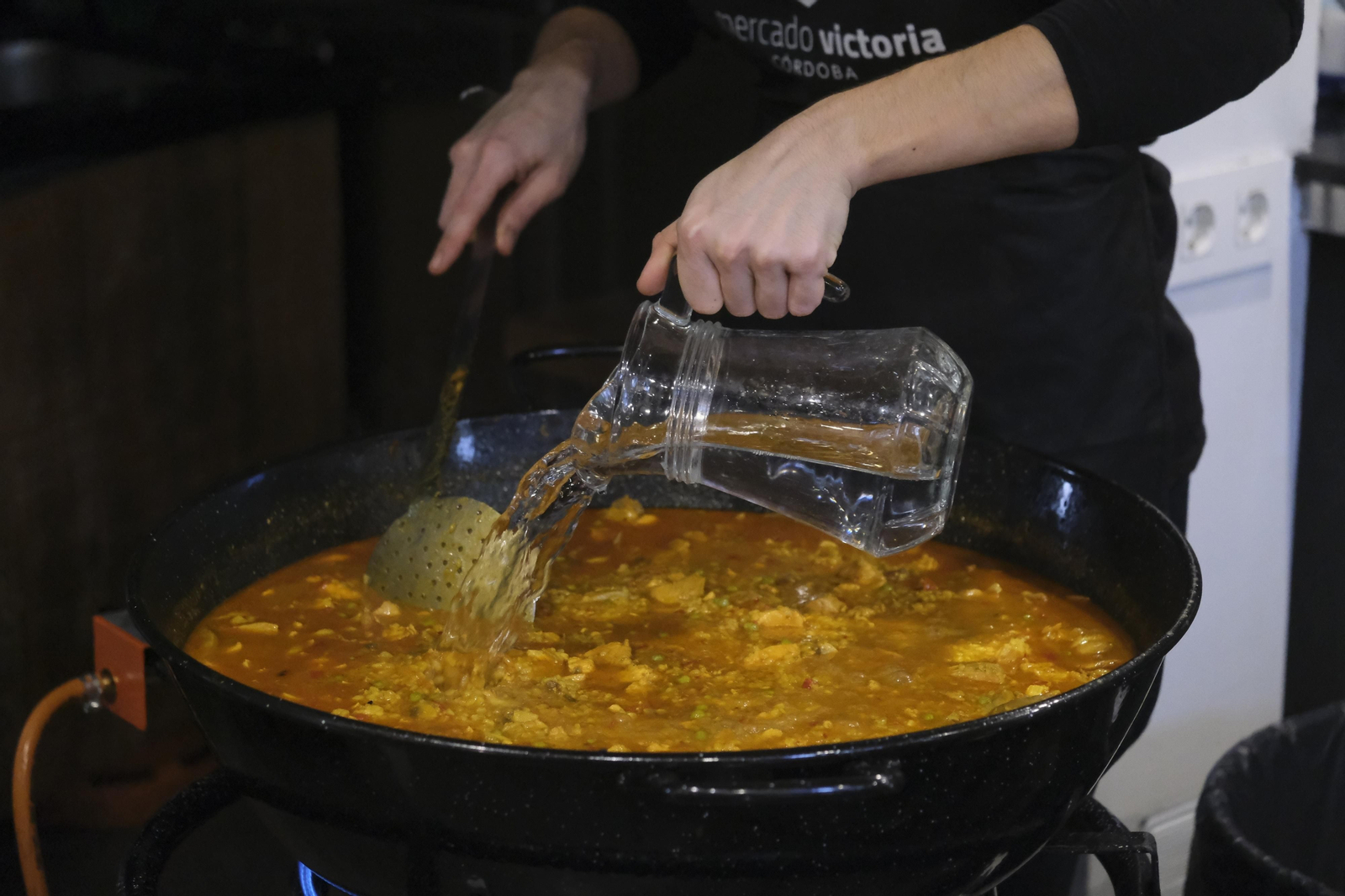 La jornada del perol cordobés en el Mercado Victoria, en imágenes