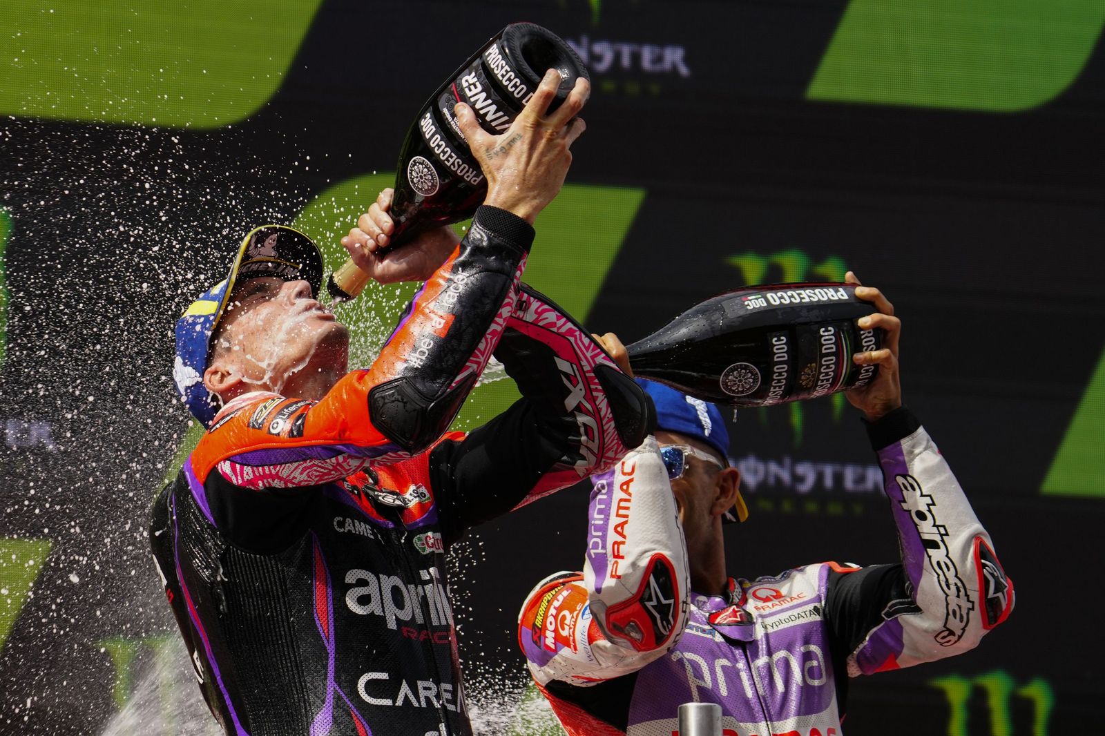 Las cariñosas fotos de Piqué, Clara Chía en el Mundial de Motos en Montmeló