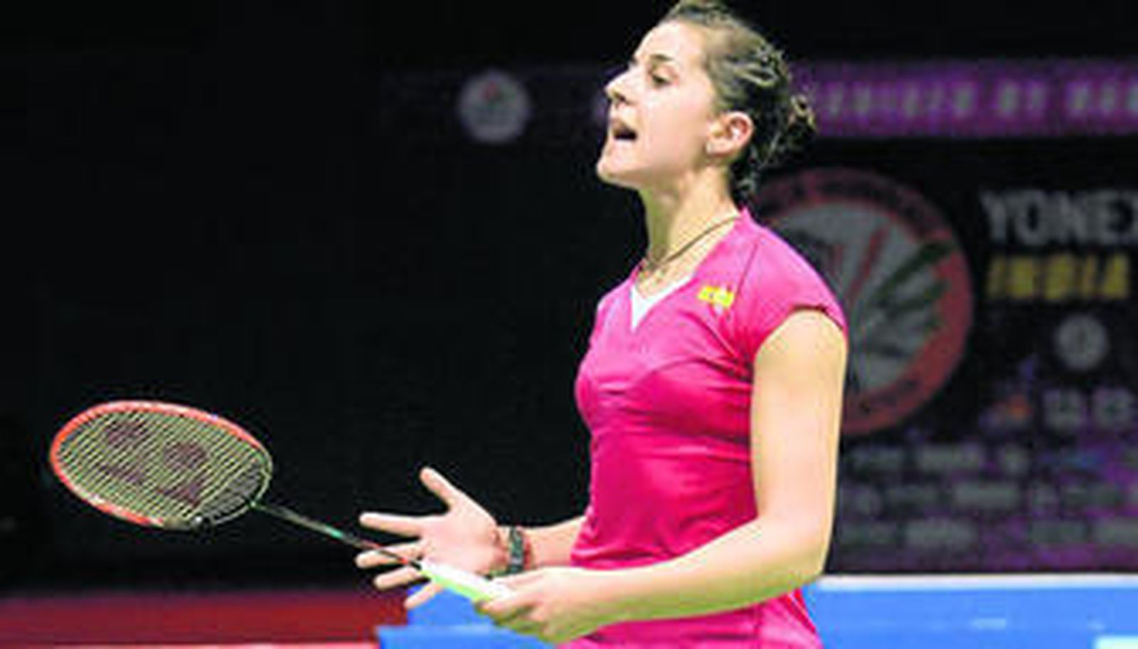 Gesto de contrariedad de Carolina Marín durante el encuentro que le enfrentó ayer a la tailandesa Intanon, en las semifinales del abierto de la India.