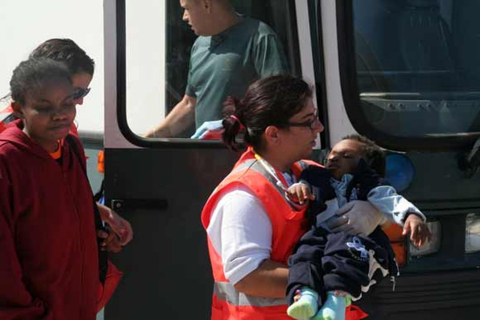 Los inmigrantes, entre los que se encontraba dos menores y dos embarazadas, pretendía cruzar el Estrecho a bordo de una zodiac

Foto: Shus Teran