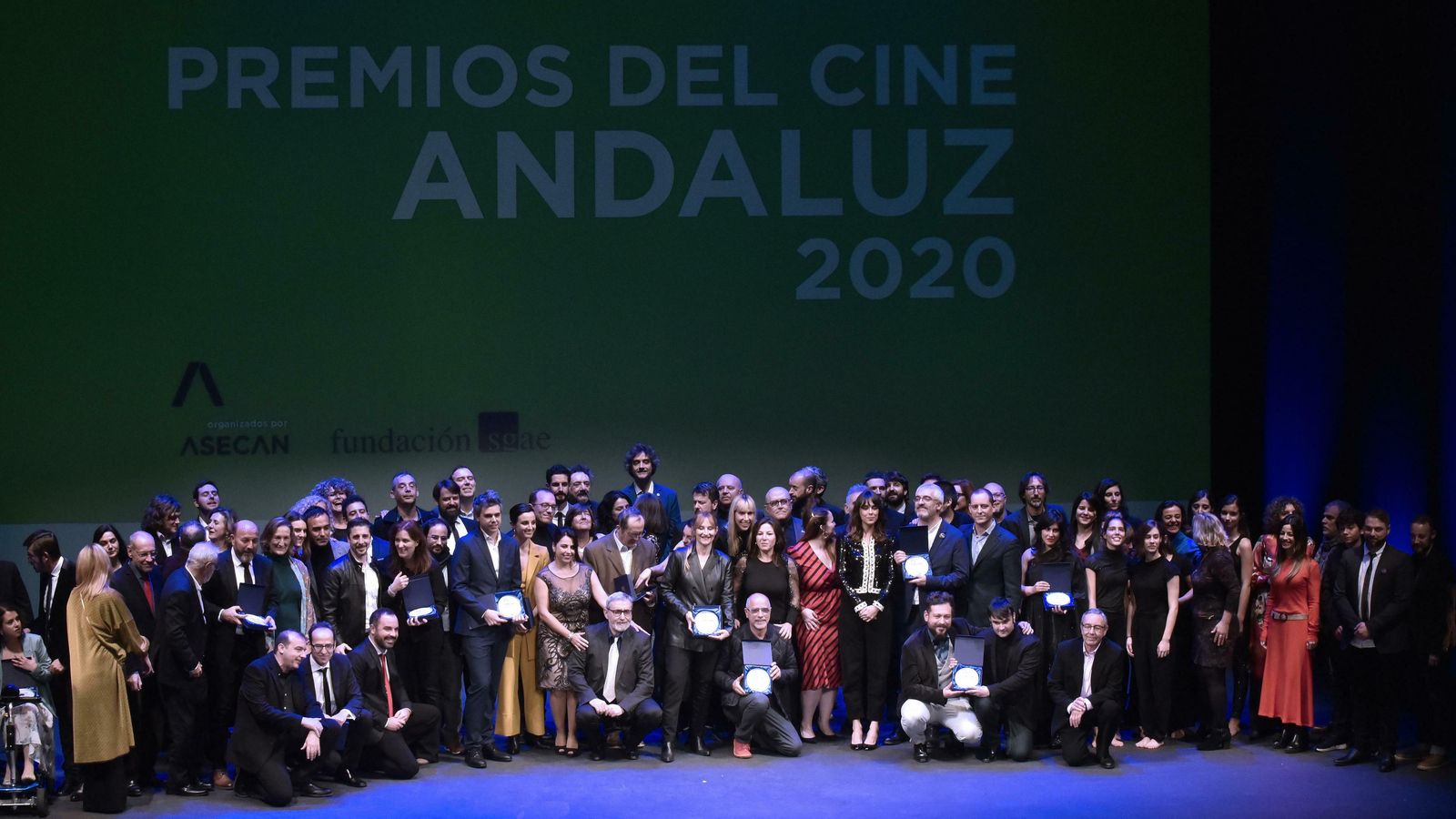 Foto de familia de todos los premiados por Asecan en el Lope de Vega.