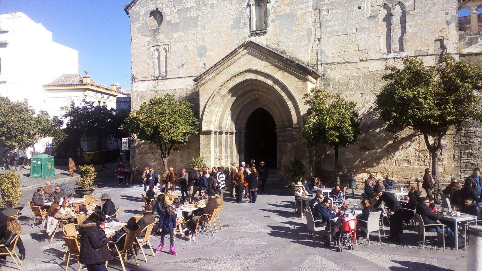 Imagen de los veladores en la plaza de La Asunción delante de la fachada de la iglesia de San Dionisio, el pasado fin de semana. Imagen de los veladores en la plaza de La Asunción delante de la fachada de la iglesia de San Dionisio, el pasado fin de semana.