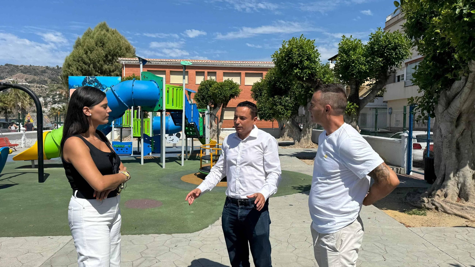 Carlos Ferrón, acompañado por Elena Mora y Dioni Rivas visita el parque infantil de La Herradura