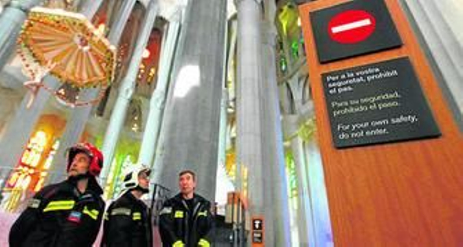 Efectivos del cuerpo de Bomberos realizaban ayer por la mañana una inspección en la Sagrada Familia de Barcelona.