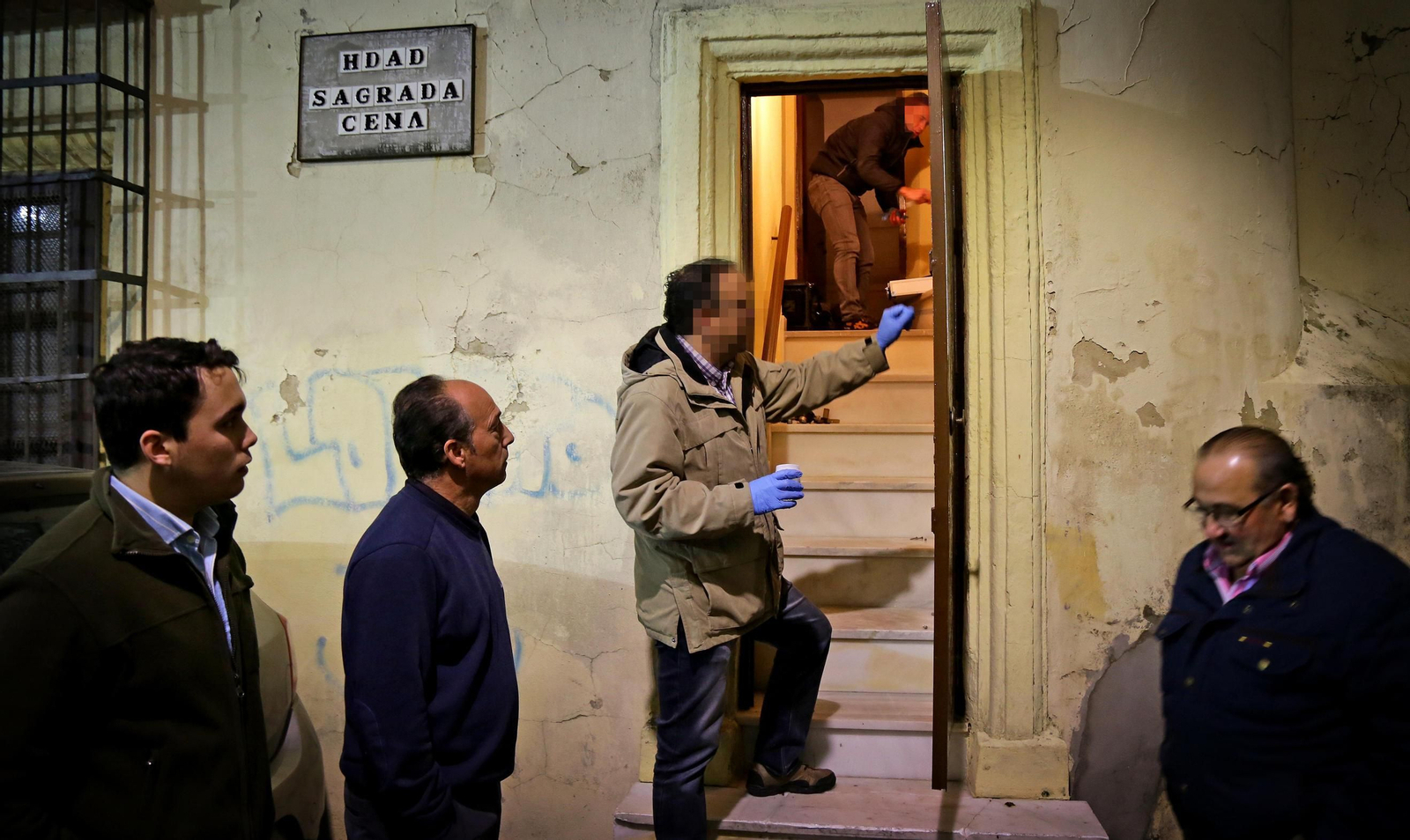 La Policía Científica toma huellas anoche en el lugar donde se perpetró el robo.