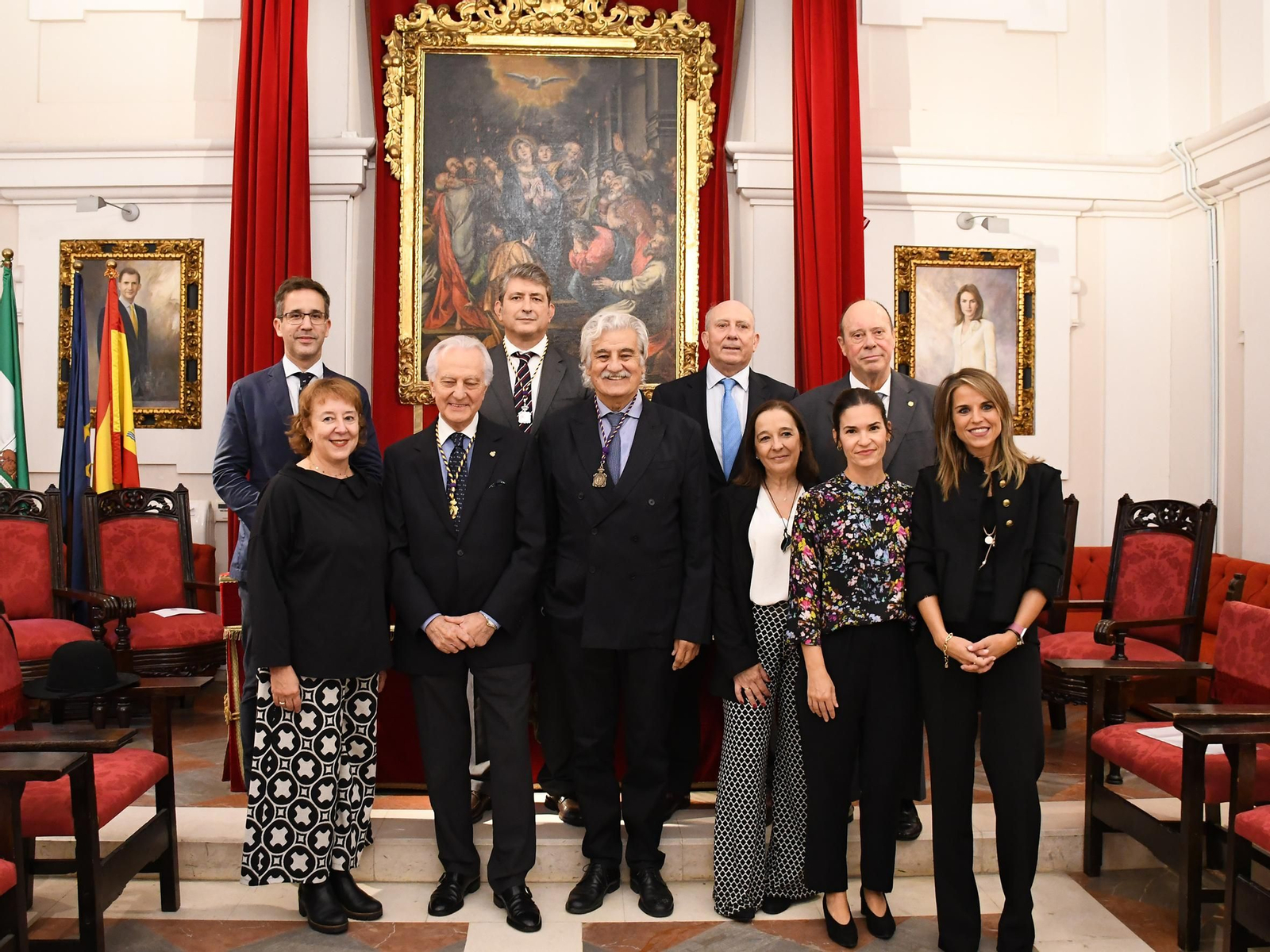 Fotos de familia de los participantes en las mesas de divulgación junto al presidente de la RAMSE.