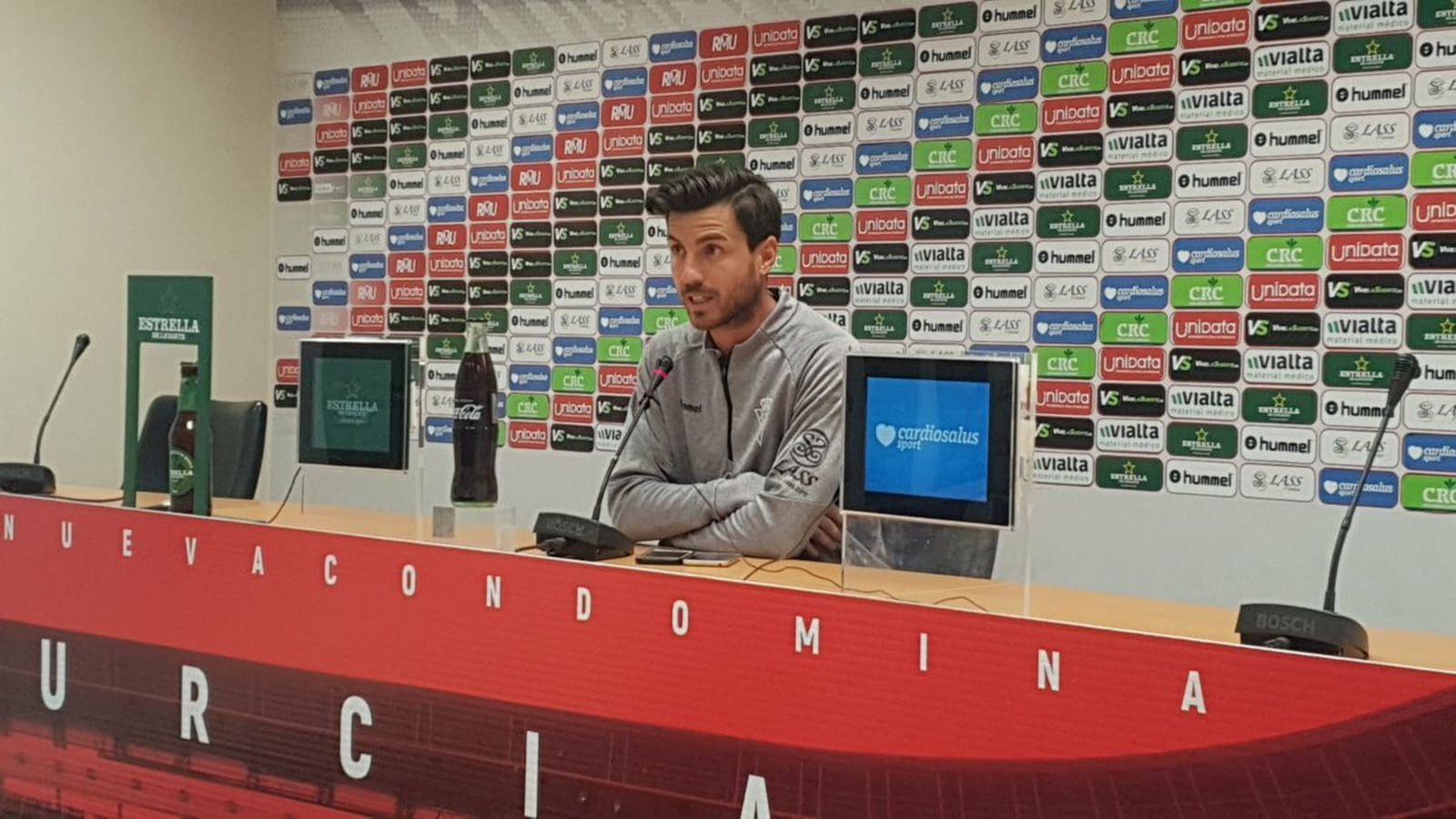 El murcianista Miñano atiende a los medios.