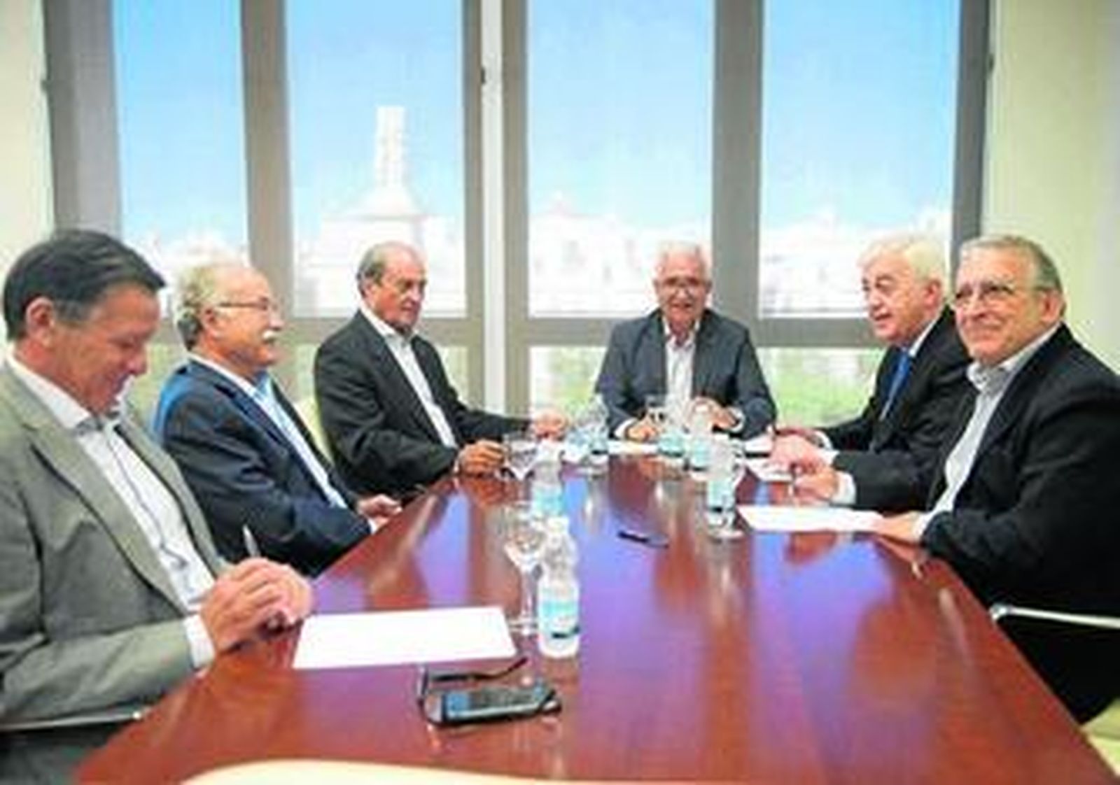 Los intervinientes en la reunión celebrada ayer en Cádiz, antes del comienzo de la misma.