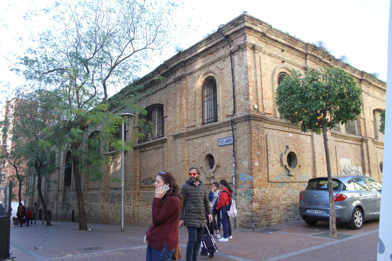 Fachada de la edificación que da a la calle Velarde, esquina con Santa Fe, en la que se pueden apreciar algunas pintadas. Fachada de la edificación que da a la calle Velarde, esquina con Santa Fe, en la que se pueden apreciar algunas pintadas.