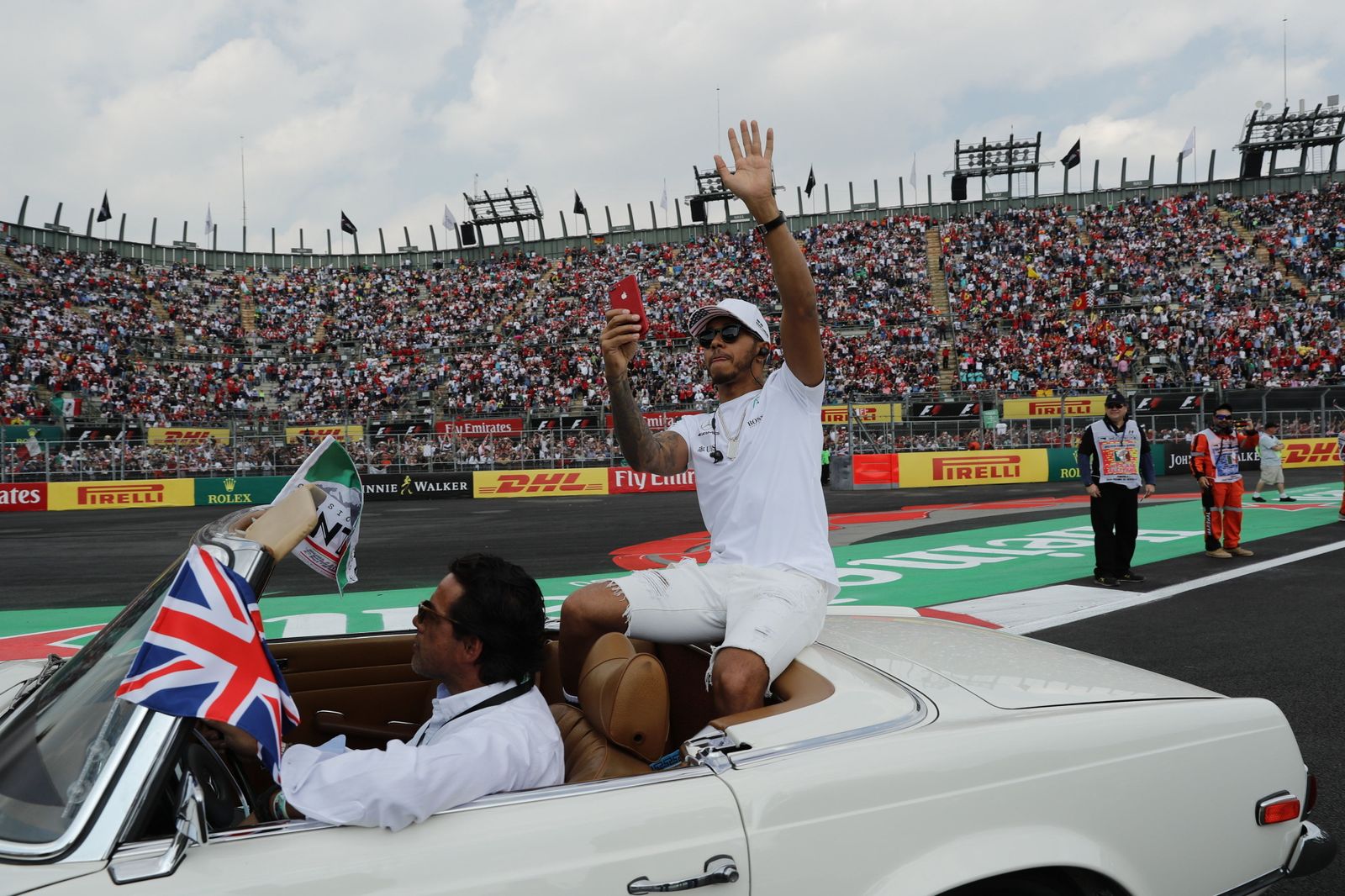 Lewis Hamilton saluda a los aficionados presentes en el Autódromo Hermanos Rodríguez de Ciudad de México.