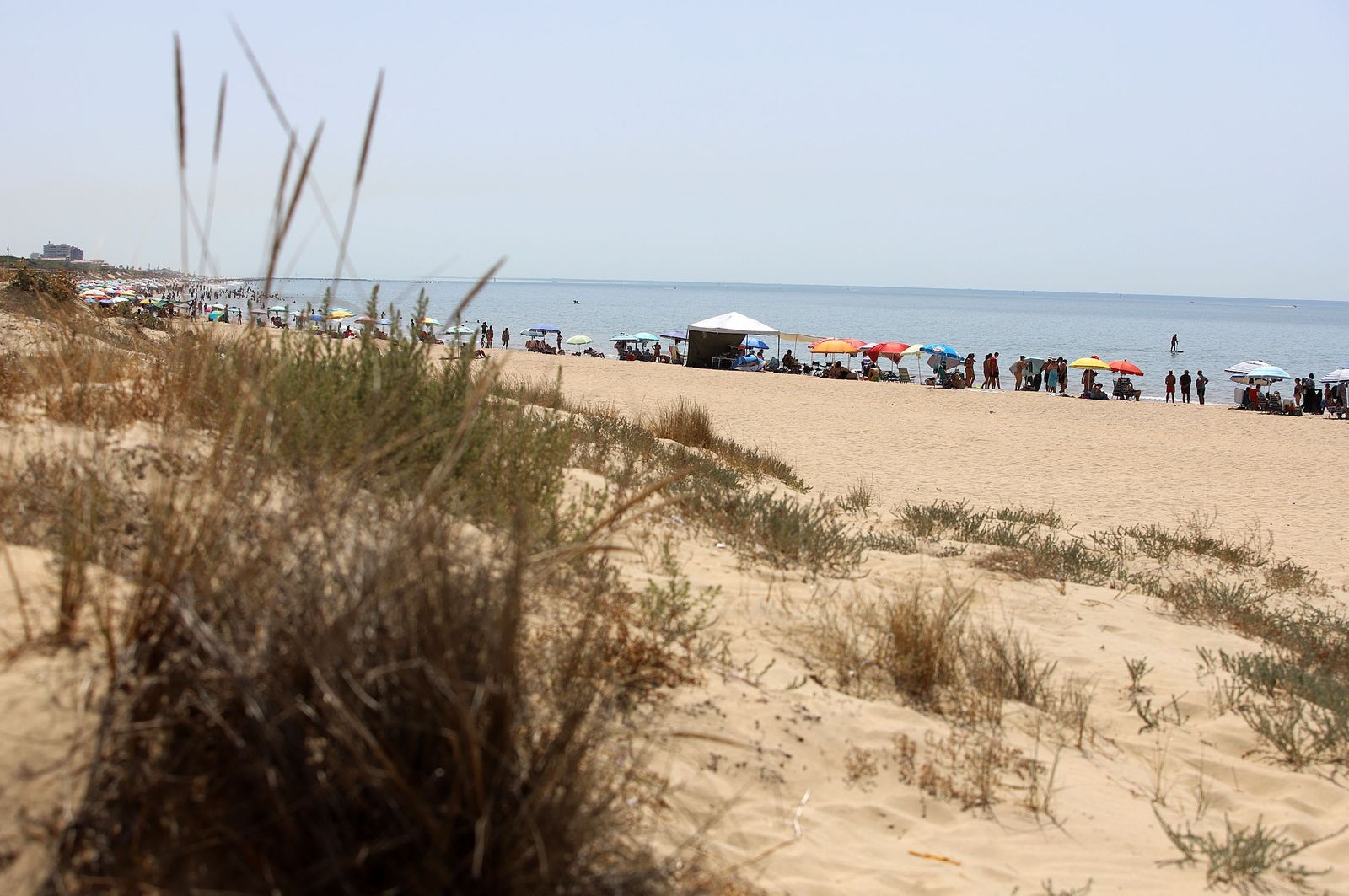 Imágenes del caluroso fin de semana en las playas de Huelva