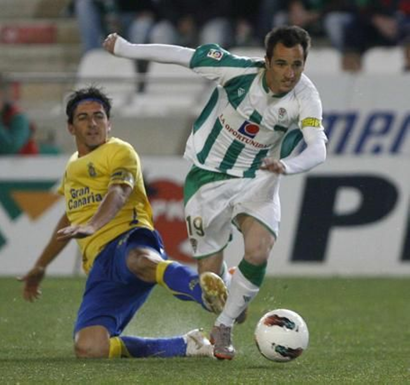 El Córdoba acosa desde el inicio la portería rival y se sobrepone a un penalti fallado por Vitolo con un golazo de Javi Patiño.

Foto: Álvaro Carmona