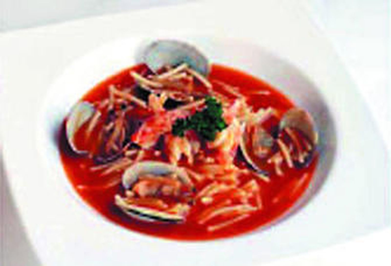 Guiso de fideos con almejas y carabineros