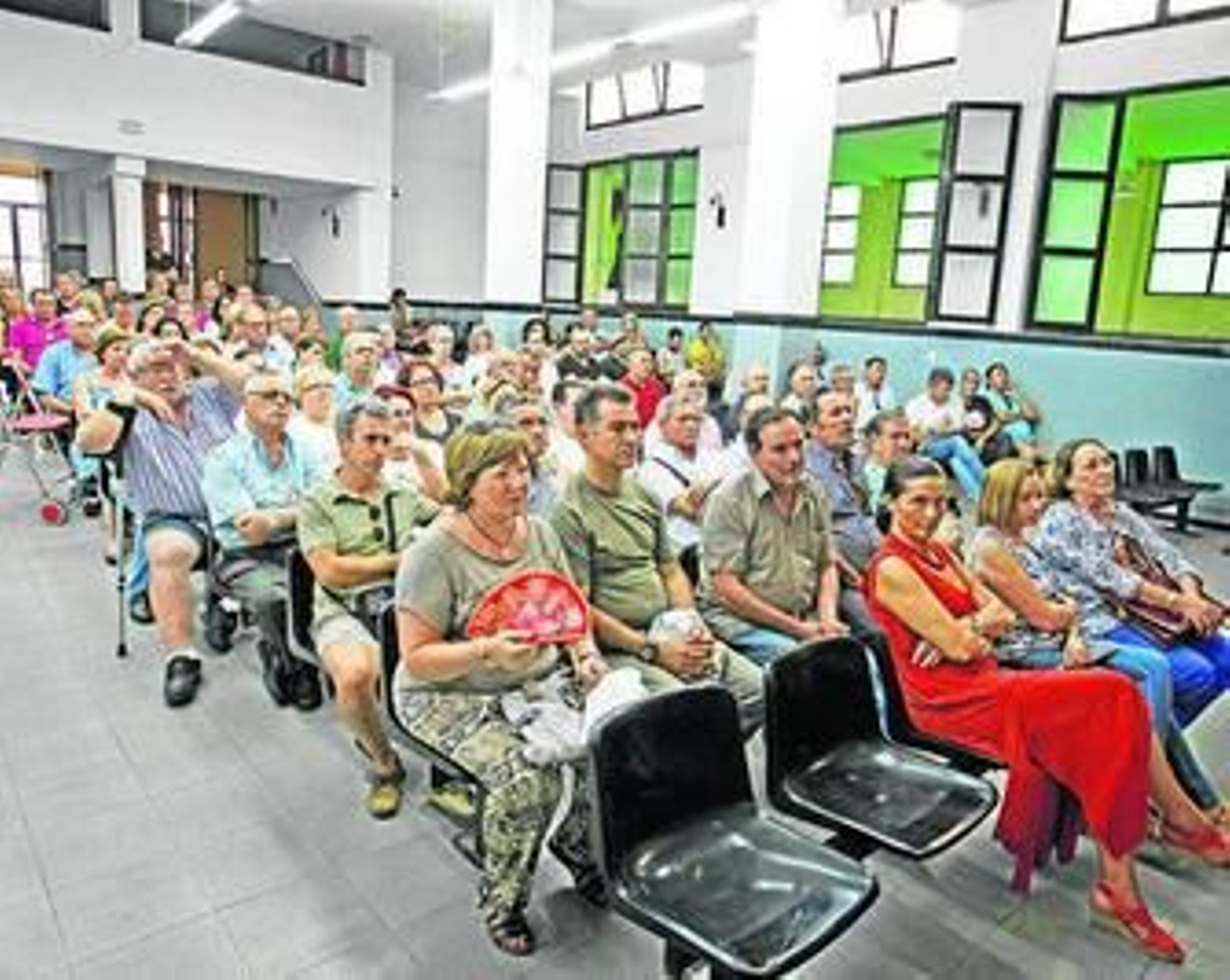 Afectados por el ERE municipal, reunidos en el edificio de los sindicatos en la tarde del pasado miércoles.