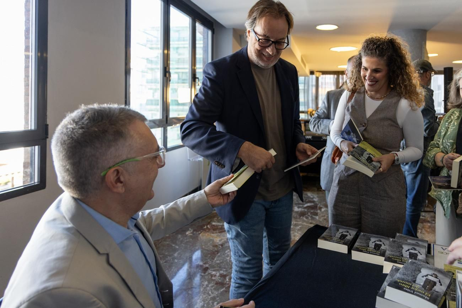 Desayuno y presentación del escritor Manuel Vilas en un encuentro literario dedicado a una de las últimas obras de este autor, 'El mejor libro del mundo'