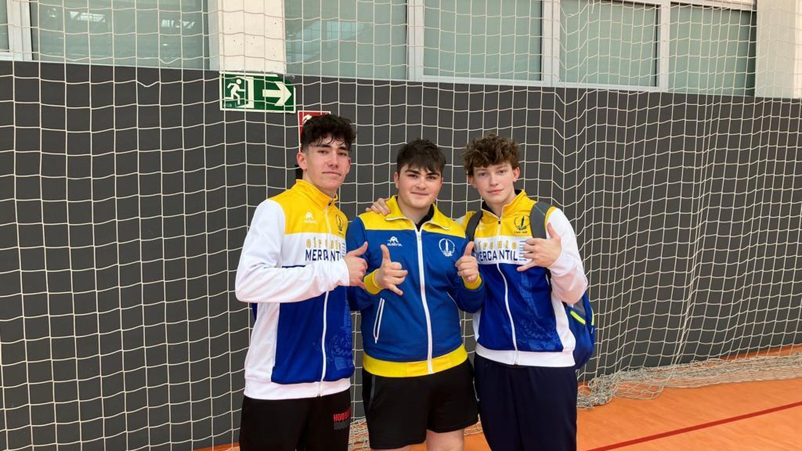 Los jugadores del filial del Mercantil que también lograron el ascenso.