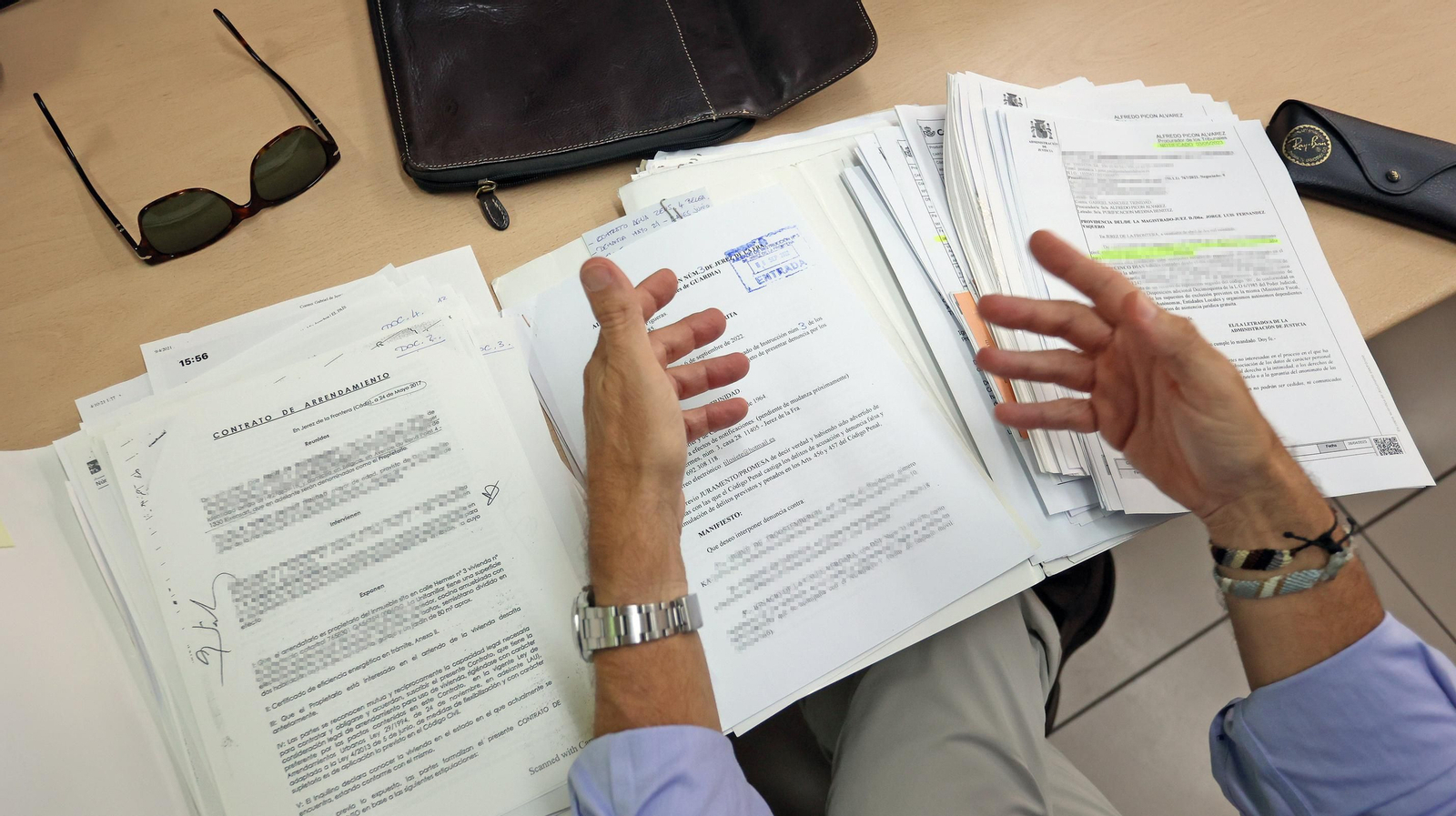 El inquilino muestra la documentación sobre el caso.