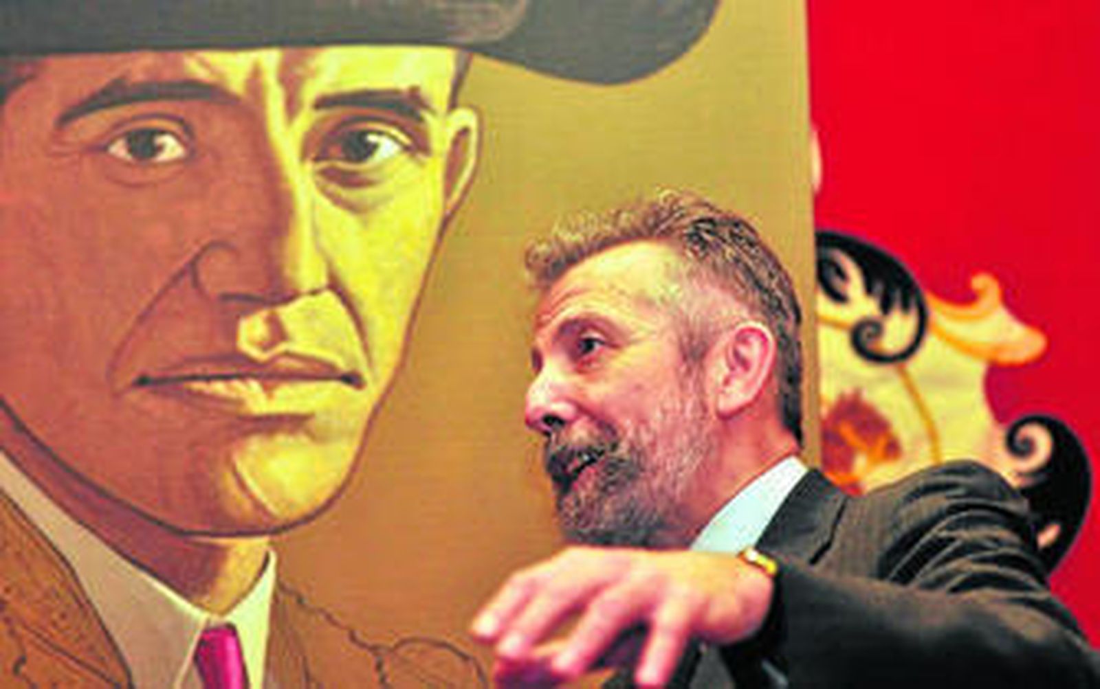 Hernán Cortés explica en el salón de carteles de la Real Maestranza los detalles de su obra sobre Belmonte.