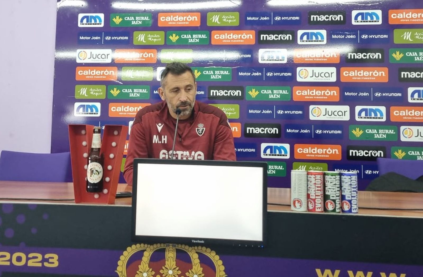 Manolo Herrero atiende a los medios de comunicación en la sala de prensa de La Victoria.