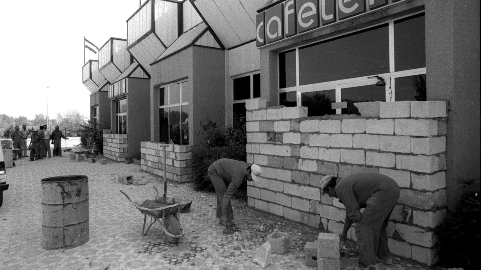 Albañiles tapian el Hiper