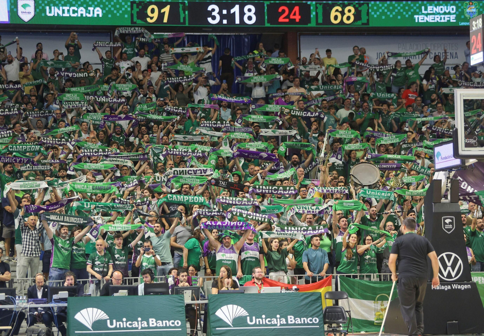 La afición del Unicaja anima.