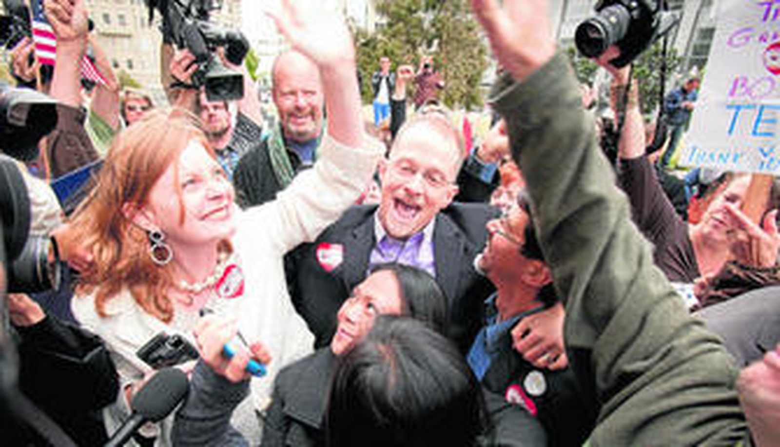 Opositores a la Proposición 8 celebran la decisión del juez que dicta a favor de los matrimonios homosexuales en California.