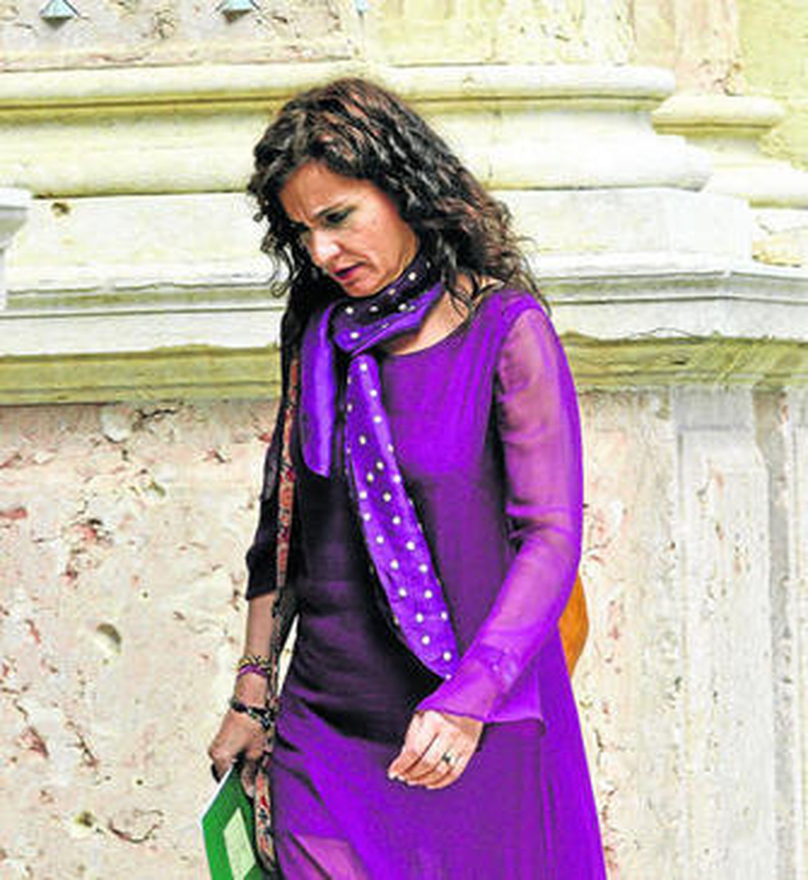 María Jesús Montero, en los pasillos del Parlamento andaluz.