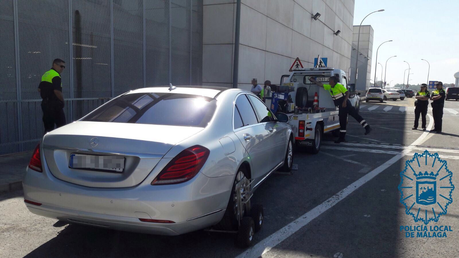 Actuación de los agentes de la Policía Local sobre un vehículo infractor en las inmediaciones del aeropuerto.