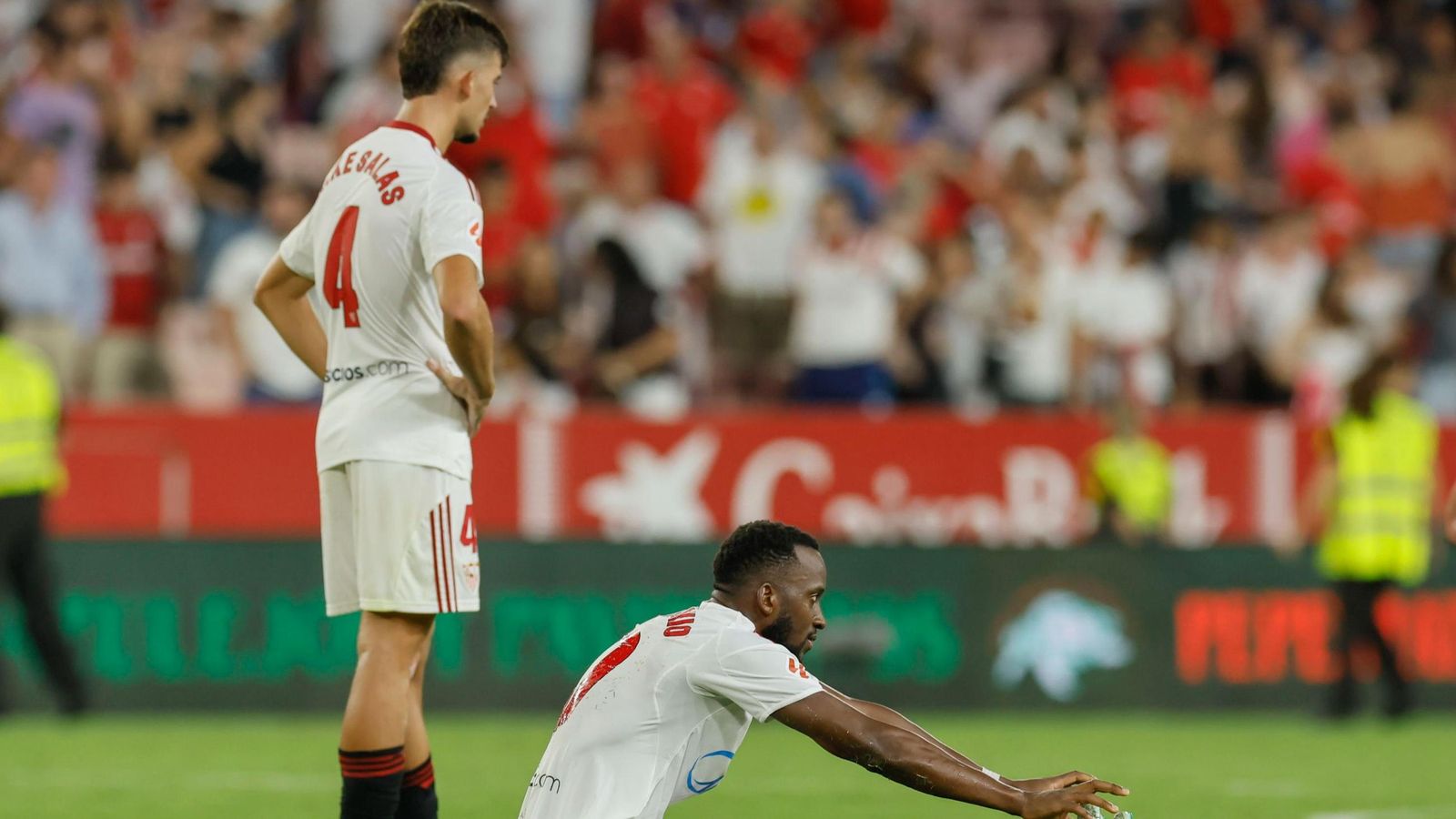 Lukebakio y Kike Salas al final del partido